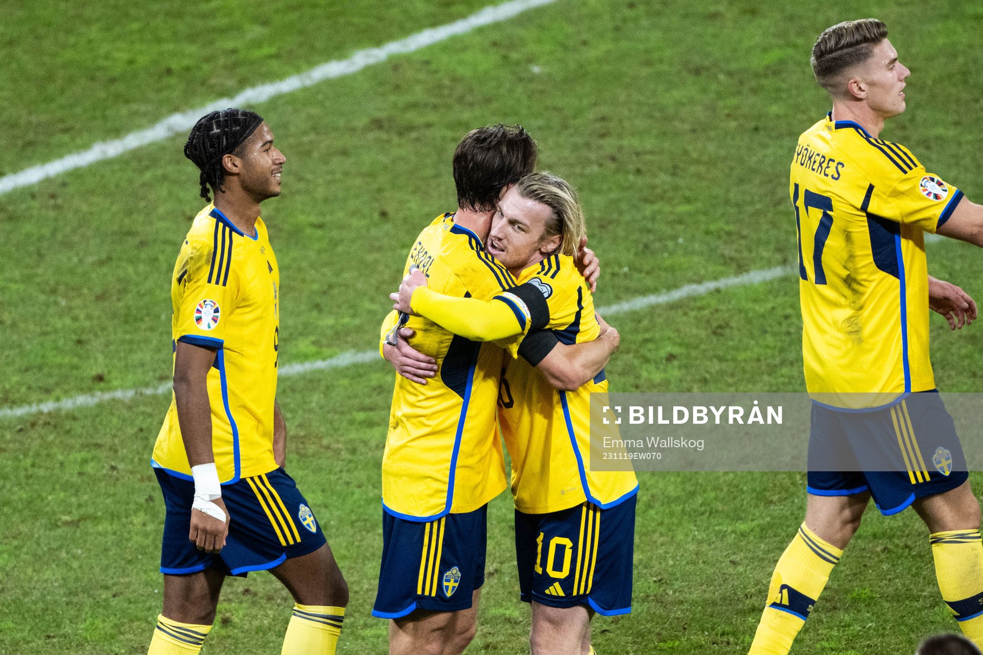 Emil Forsberg of Sweden celebrates with Albin Ekdal