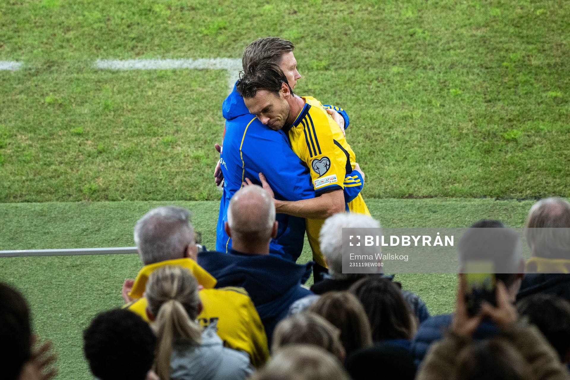 Assistant coach Peter Wettergren and Albin Ekdal of Sweden