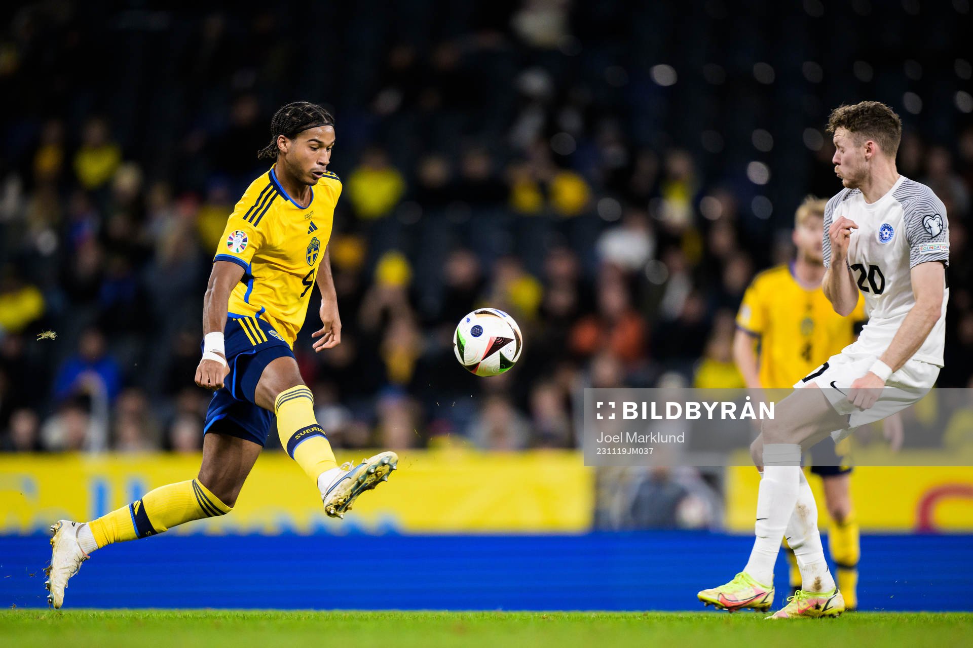 Jens Cajuste of Sweden and Markus Poom of Estonia
