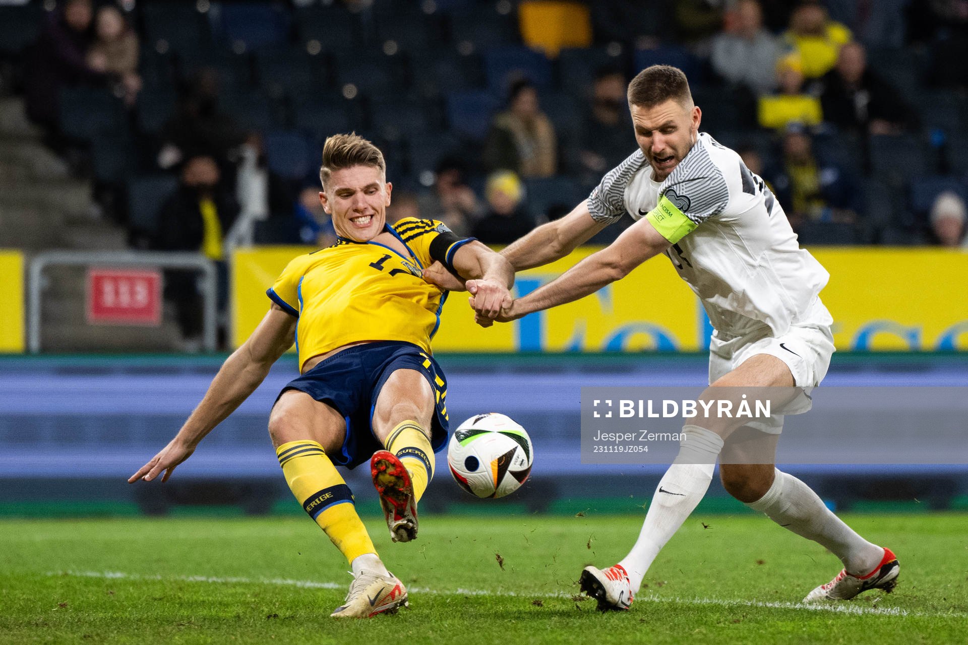 Viktor Gyökeres of Sweden and Karol Mets of Estonia during the UEFA Euro Qualifier football match between Sweden and Estonia on November 19, 2023 in Stockholm.