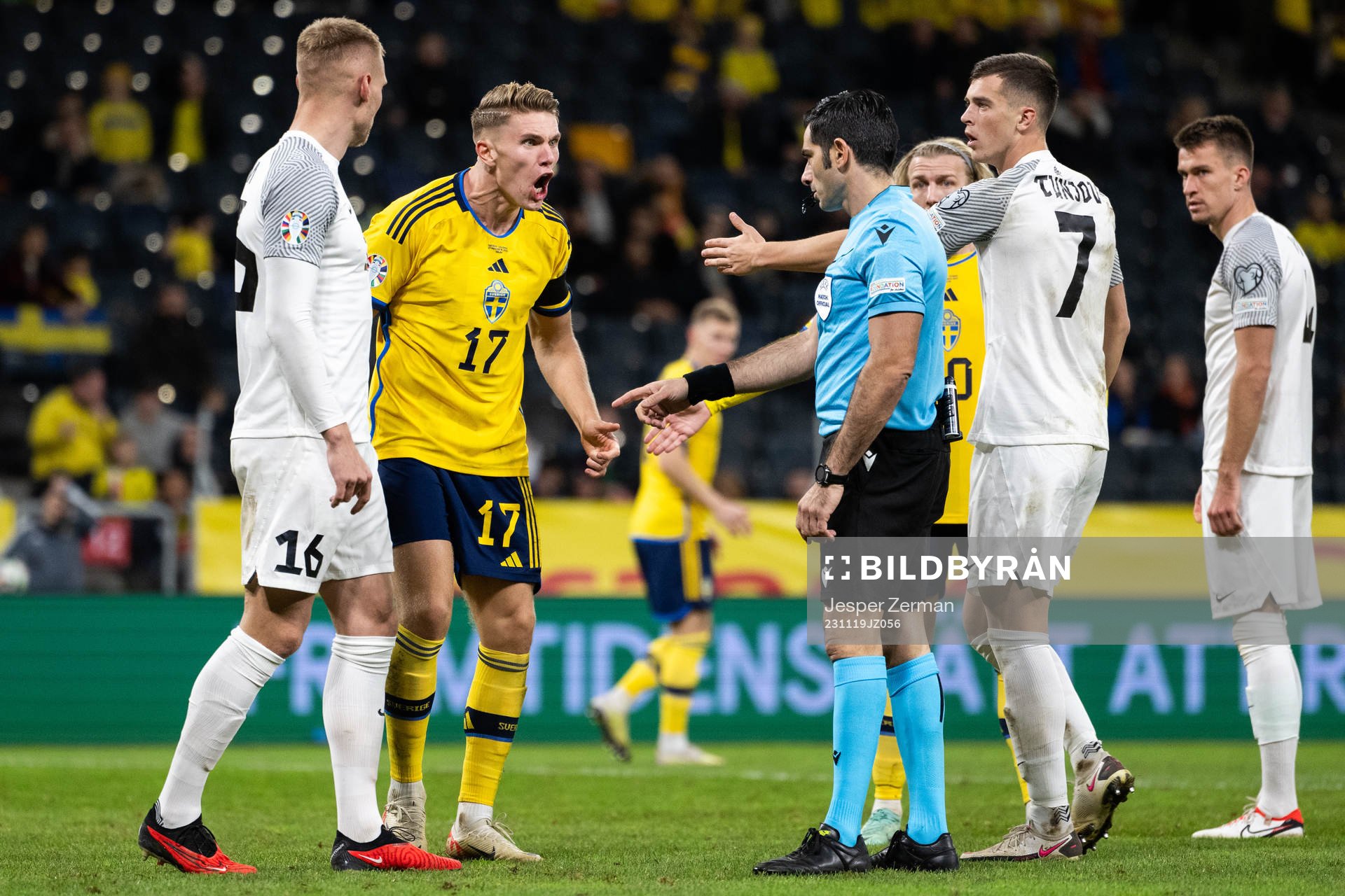 Referee Fabio Maresca and Viktor Gyökeres of Sweden