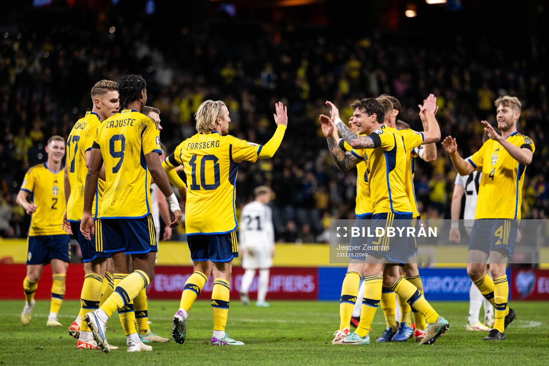 Emil Forsberg of Sweden celebrate with team mates