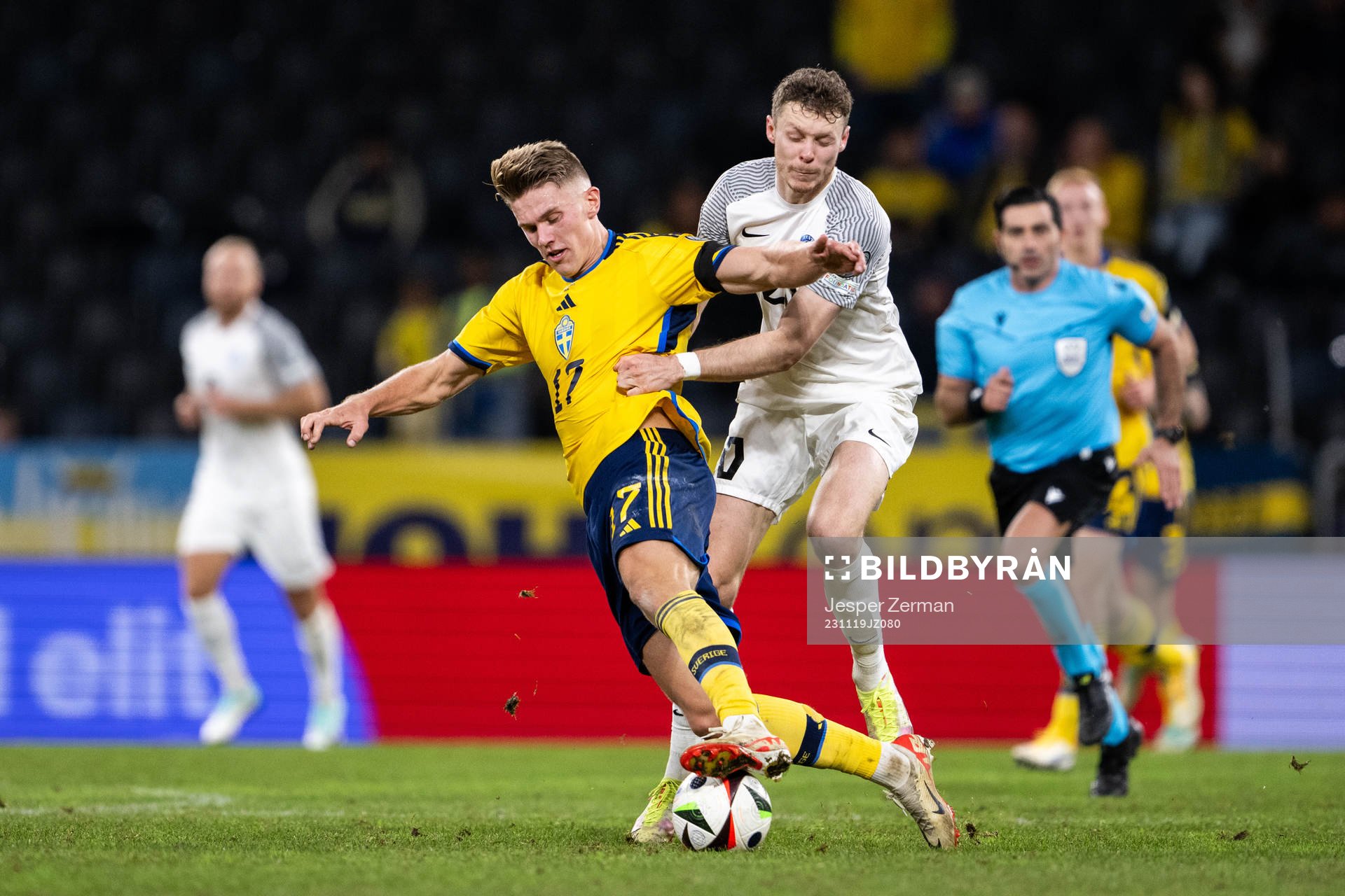 Viktor Gyökeres of Sweden and Markus Poom of Estonia