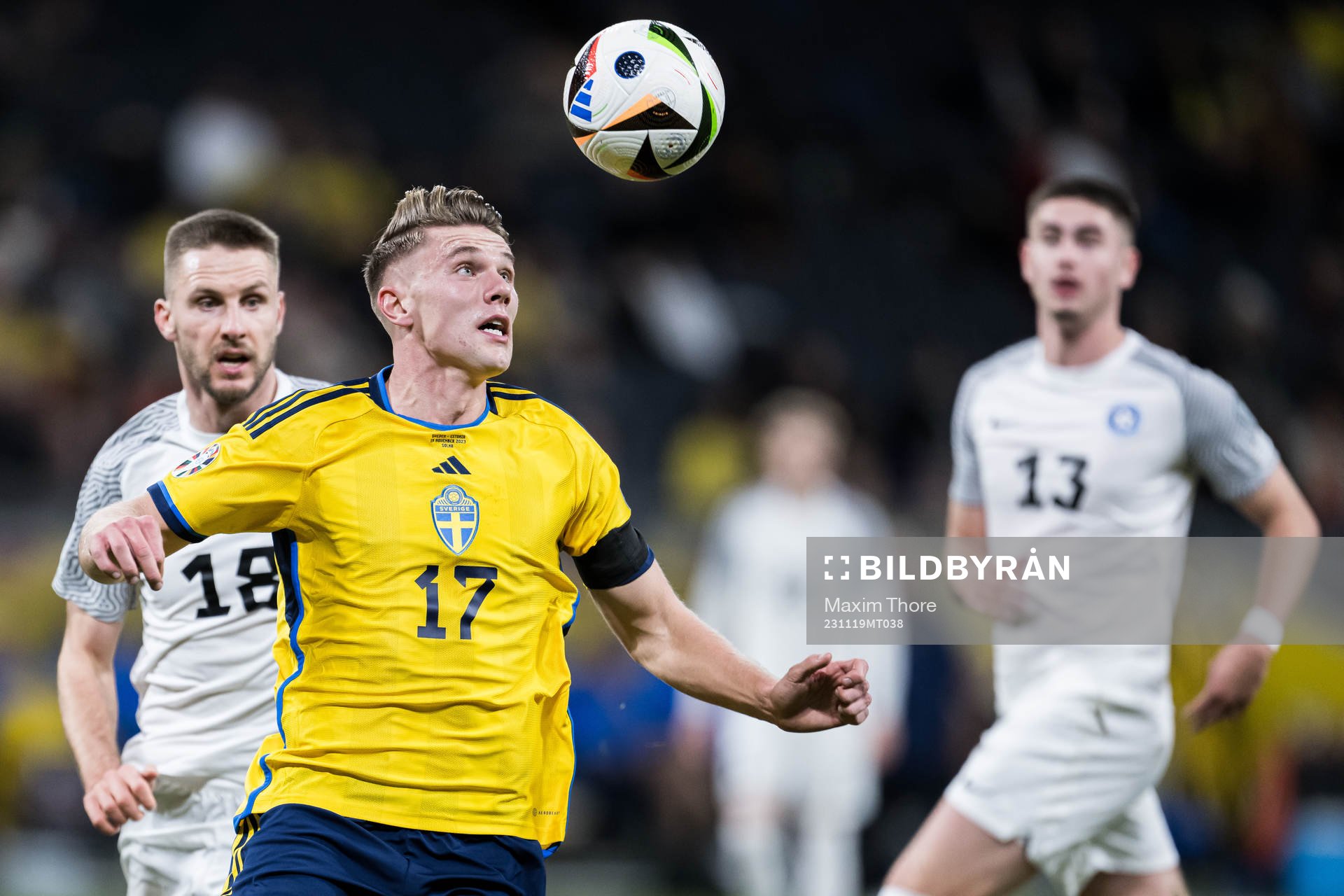 Karol Mets of Estonia and Viktor Gyökeres of Sweden