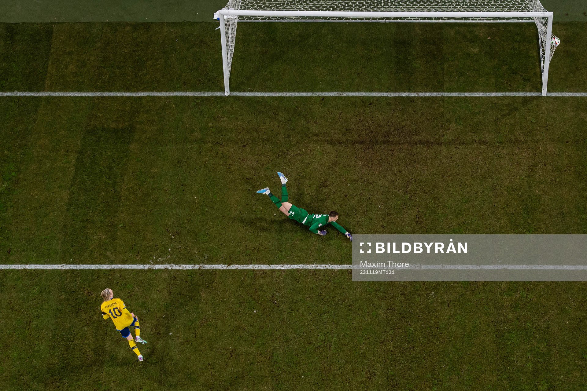 Emil Forsberg of Sweden scores the 2-0 goal behind