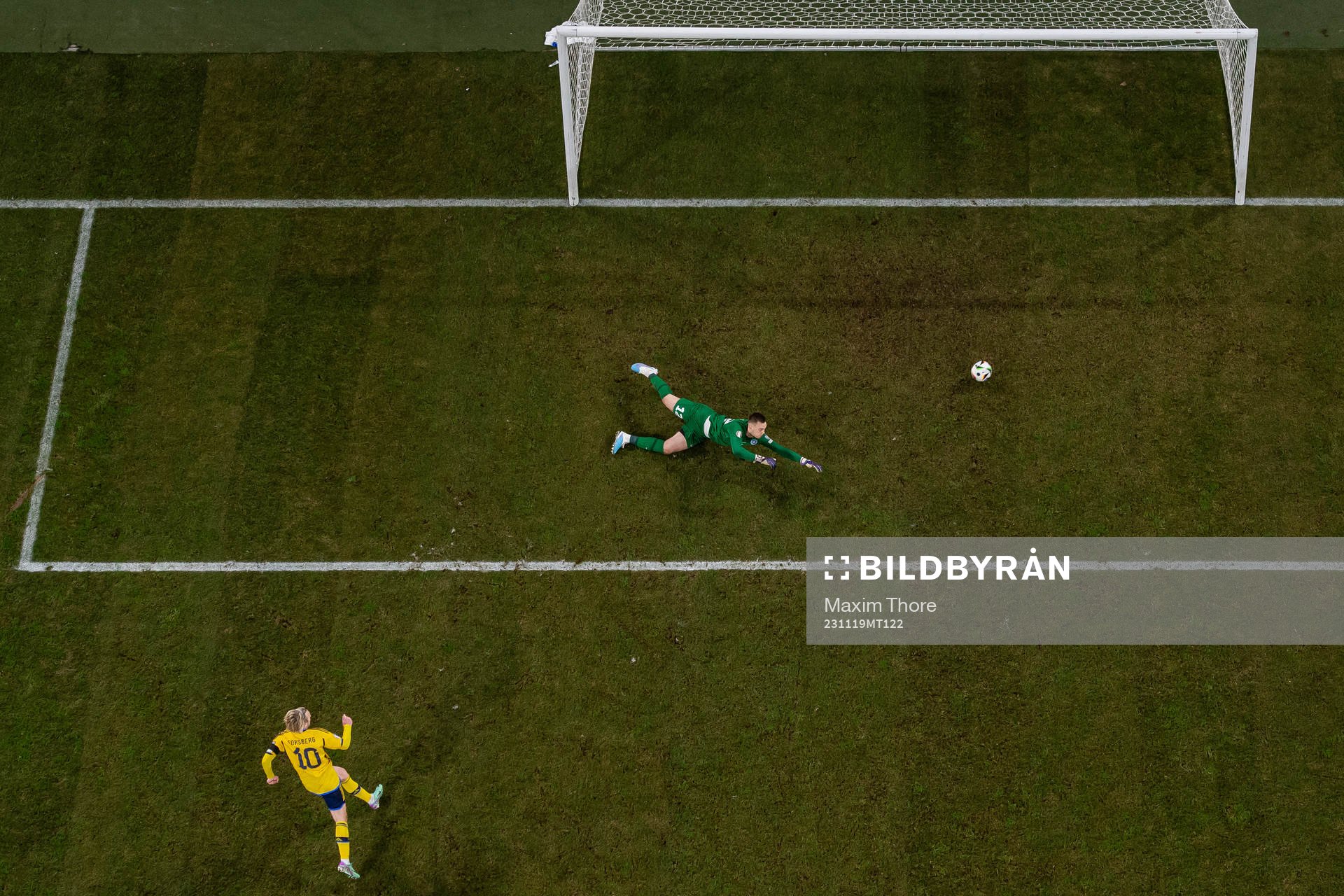 Emil Forsberg of Sweden scores the 2-0 goal behind