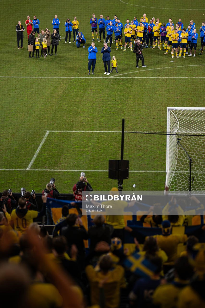 Head coach Janne Andersson and assistant coach Peter Wettergren of Sweden thank the supporters after the UEFA Euro Qualifier football match between Sweden and Estonia on November 19, 2023 in Stockholm. 