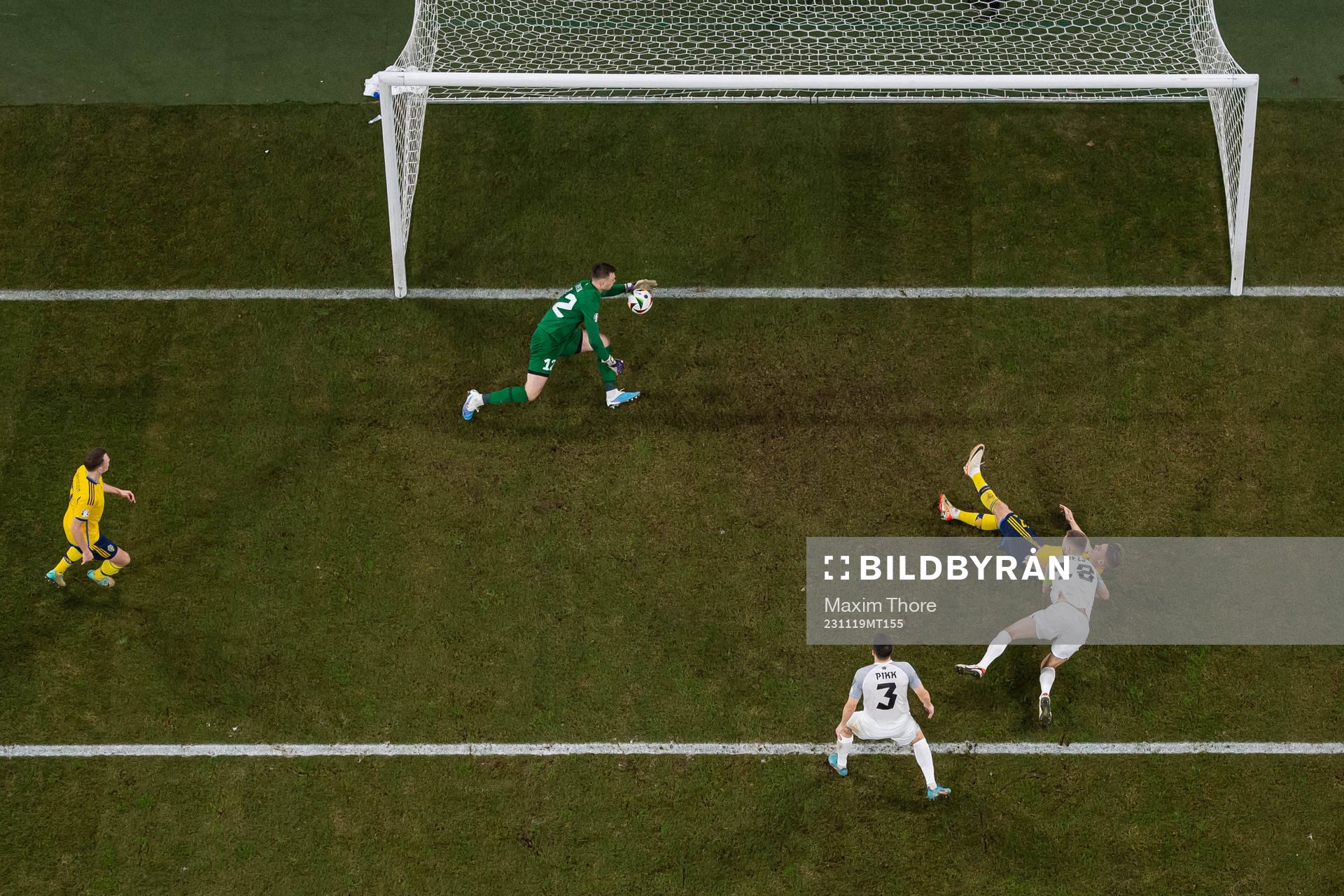 Karol Mets of Estonia and Viktor Gyökeres of Sweden during the UEFA Euro Qualifier football match between Sweden and Estonia on November 19, 2023 in Stockholm.