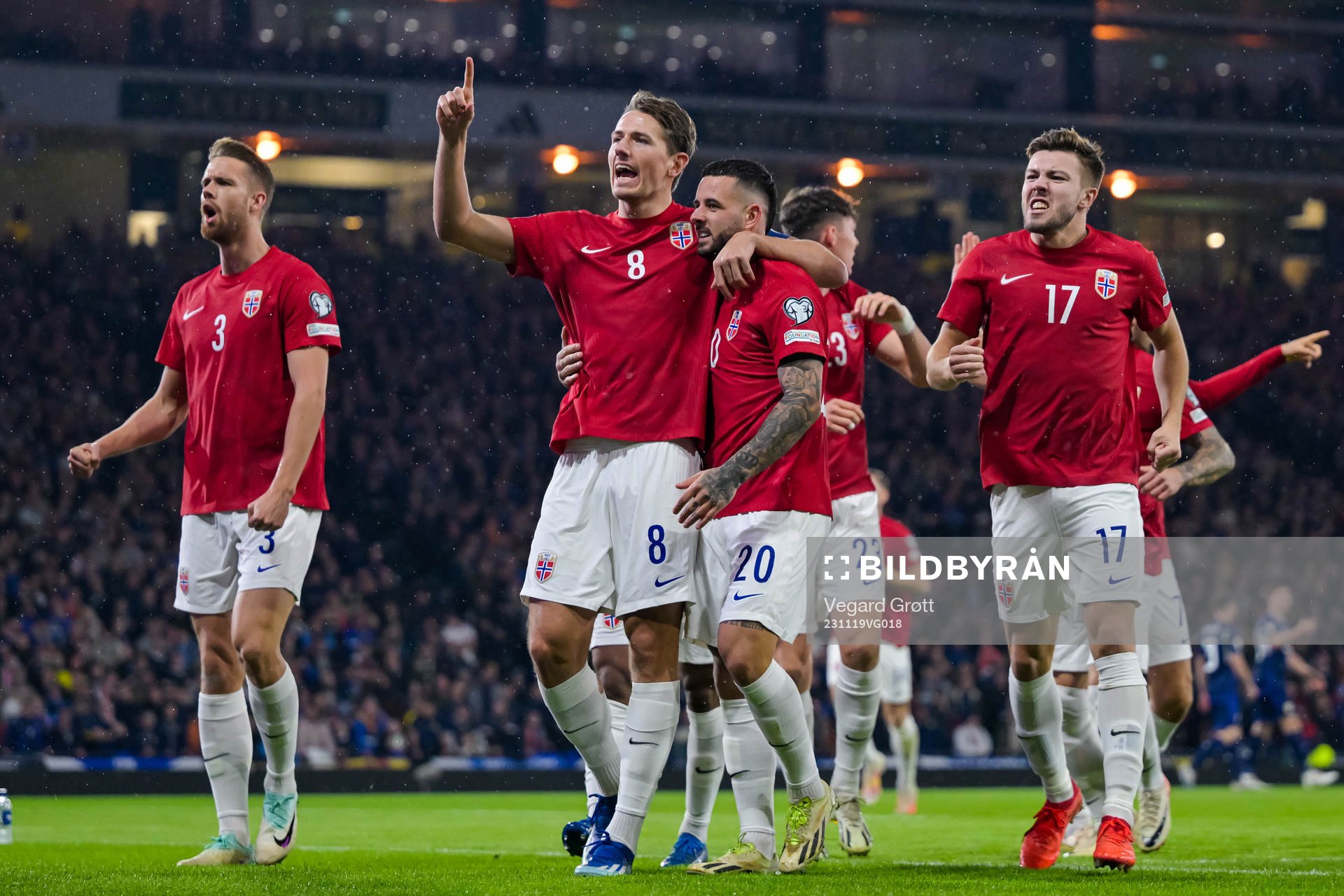 Aron Dønnum celebrates with Sander Berge of Norway