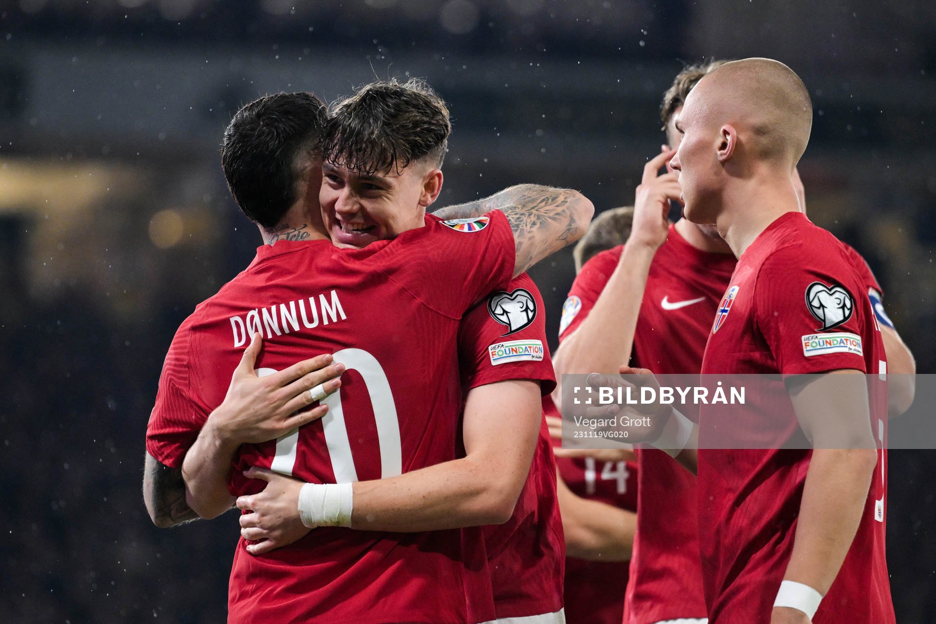 Aron Dønnum celebrate with Jørgen Strand Larsen of Norway