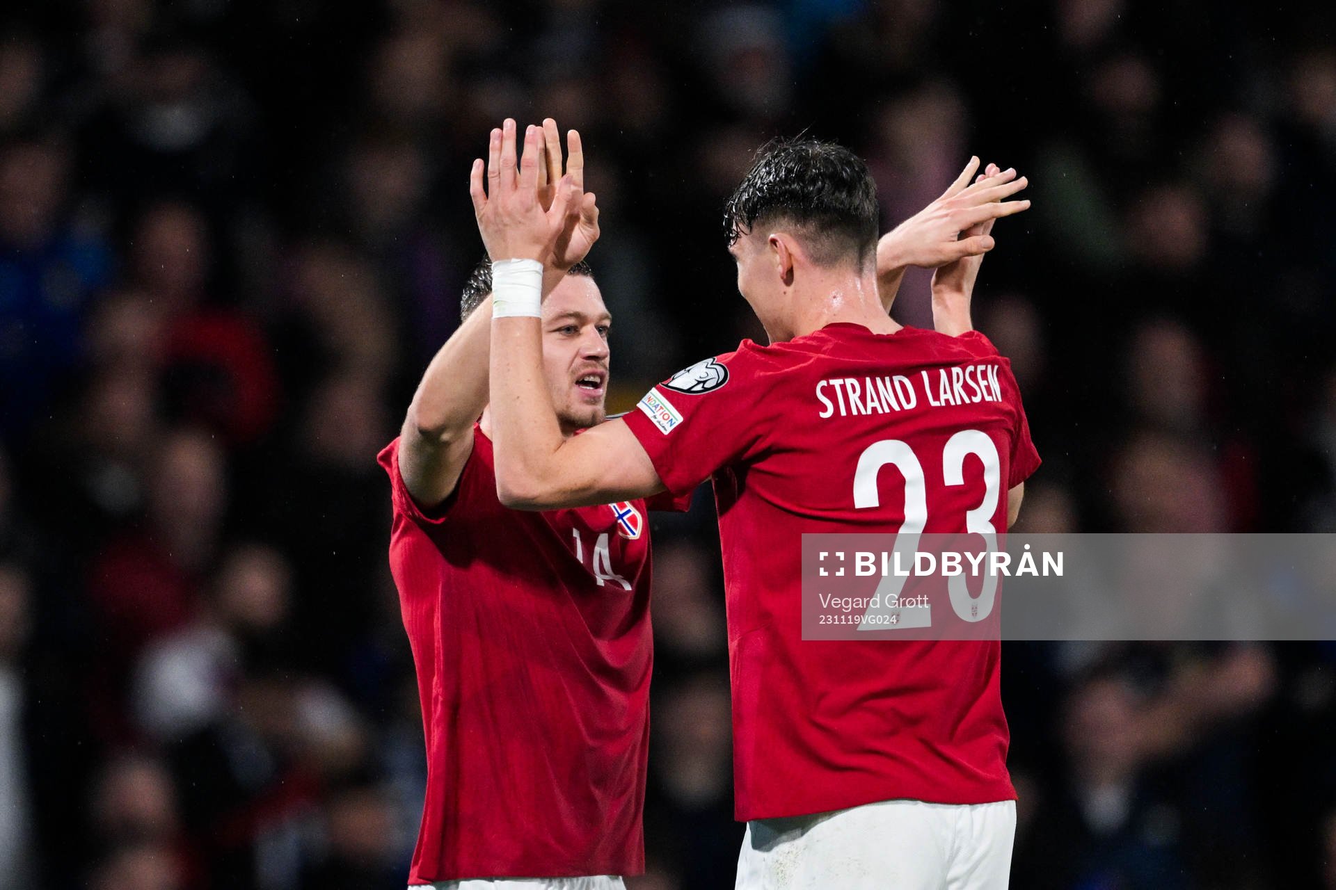 Jørgen Strand Larsen celebrate with Julian Ryerson of