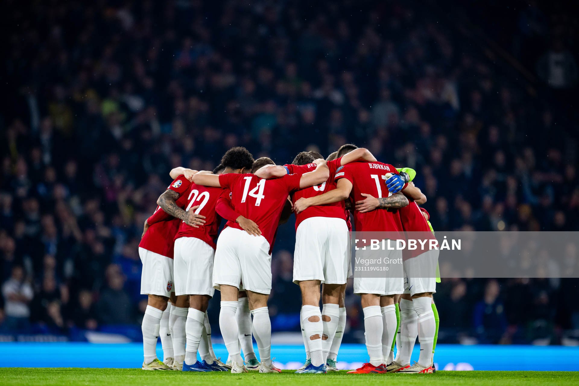 Julian Ryerson, Sander Berge, Fredrik André Bjørkan and players of Norway gather in a circle ahead of the UEFA Euro Qualifier football match between Scotland and Norway on November 19, 2023 in Glasgow.