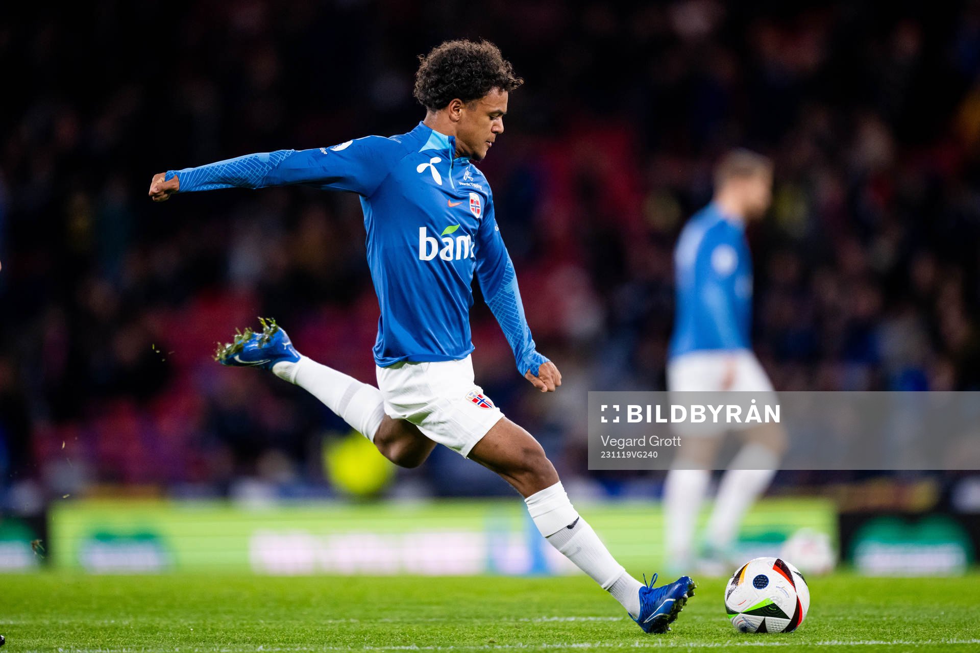 Oscar Bobb of Norway warms up