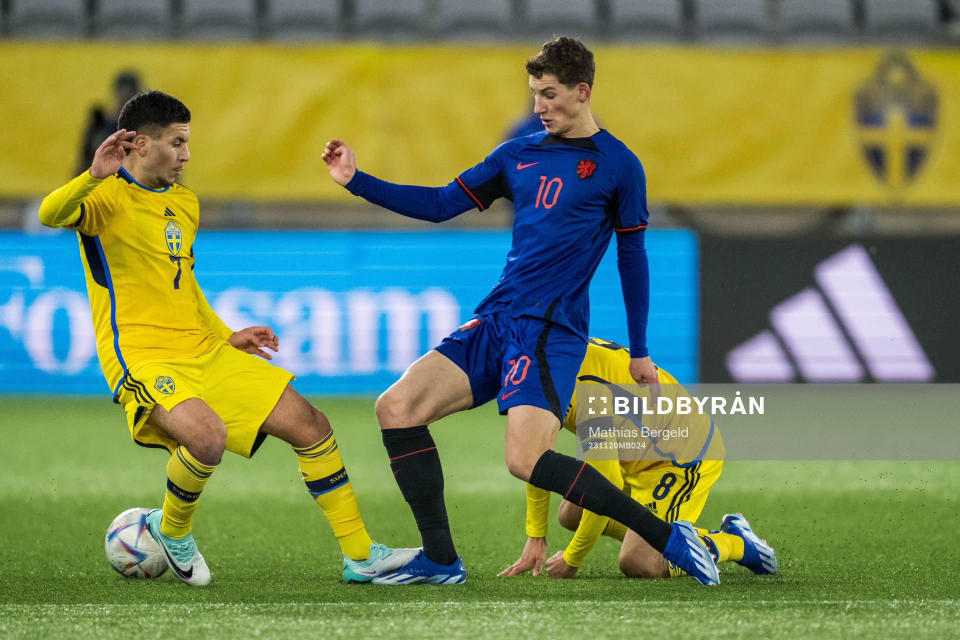Roony Bardghji of Sweden and Ruben Van Bommel of Netherlands and Yasin Ayari of Sweden during the UEFA European Under-21 Qualifier football match between Sweden and Netherlands on November 20, 2023 in Borås.