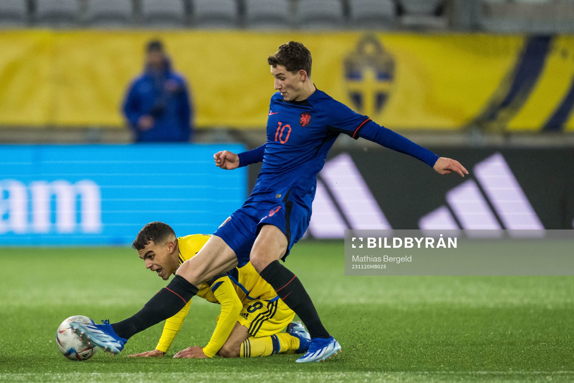 Yasin Ayari of Sweden and Ruben Van Bommel of Netherlands during the UEFA European Under-21 Qualifier football match between Sweden and Netherlands on November 20, 2023 in Borås. 
