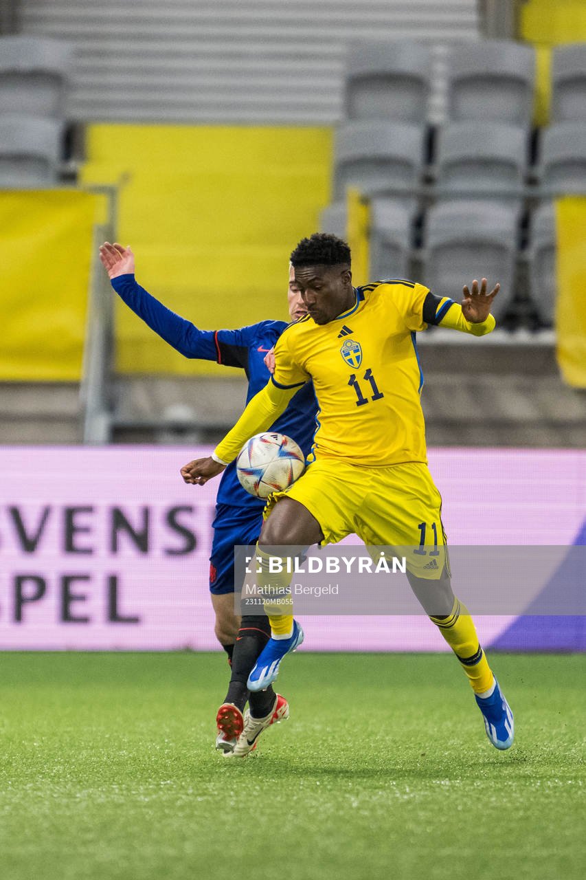 Kenneth Taylor of Netherlands and Josafat Mendes of Sweden