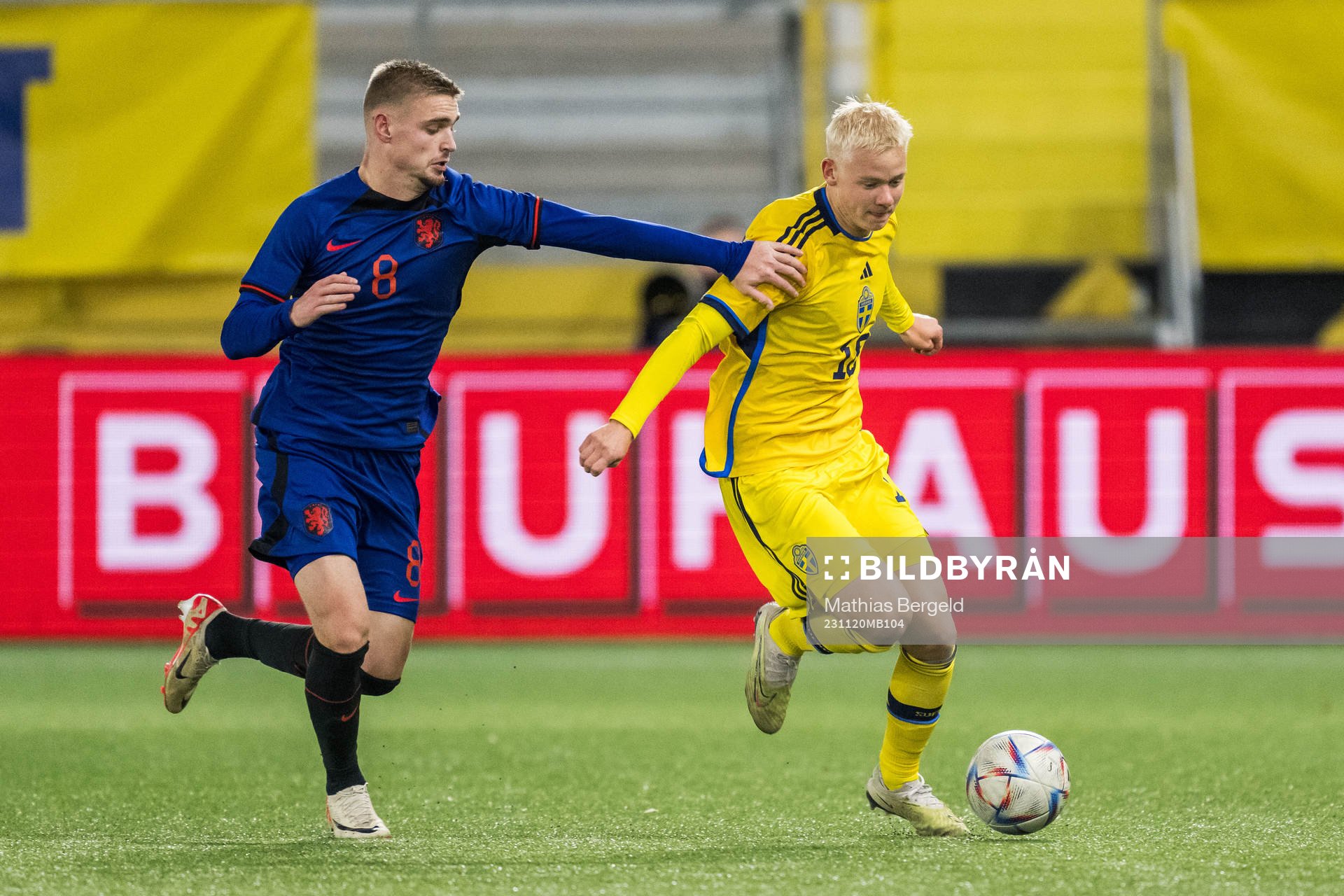 Kenneth Taylor of Netherlands and Otto Rosengren of Sweden during the UEFA European Under-21 Qualifier football match between Sweden and Netherlands on November 20, 2023 in Borås.