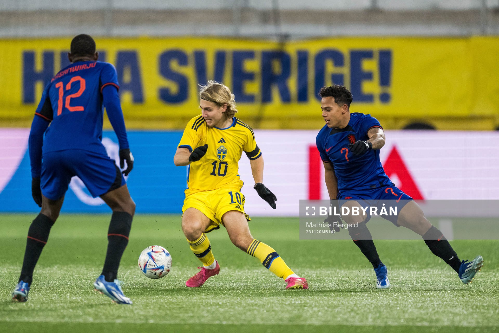 Sebastian Nanasi of Sweden and Neraysho Kasanwirjo of