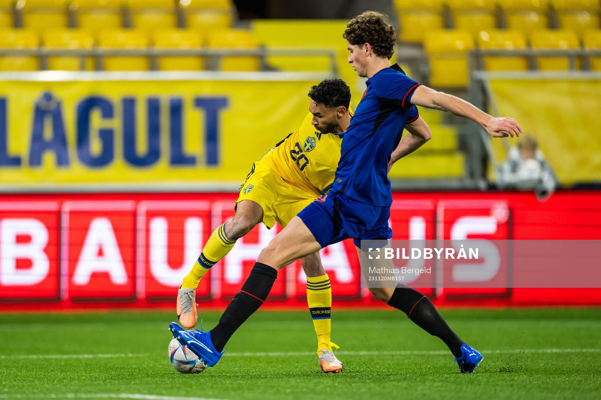 Joakim Persson of Sweden and Finn van Breemen of Netherlands during the UEFA European Under-21 Qualifier football match between Sweden and Netherlands on November 20, 2023 in Borås.