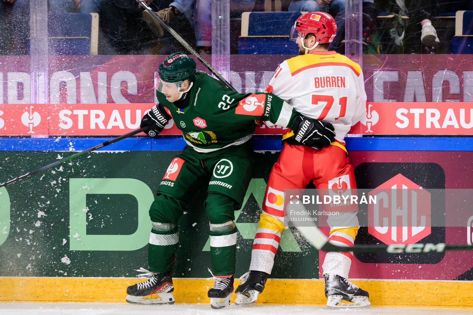 Per Åslund of Färjestad and Yanik Burren of EHC Biel