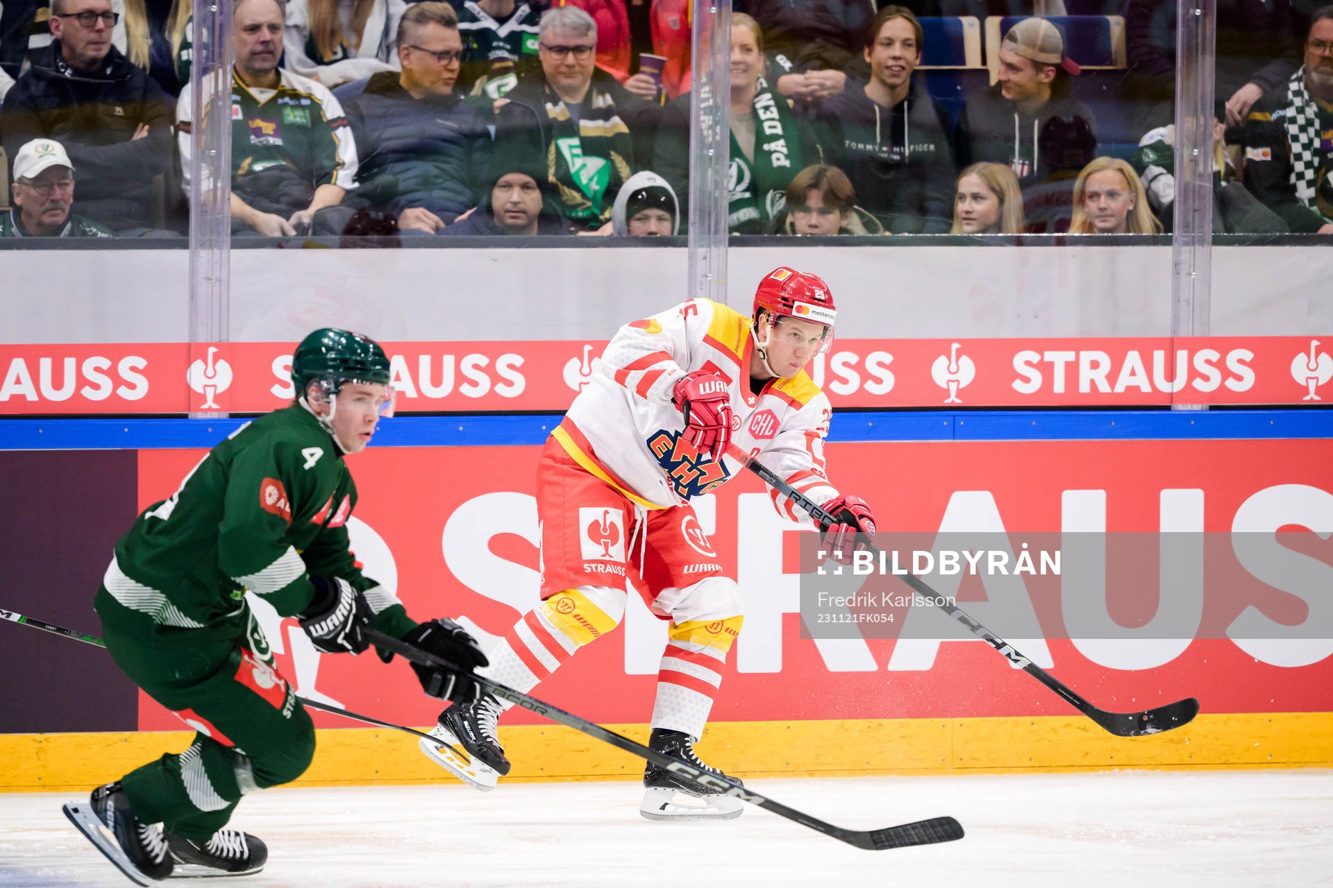 Oscar Lawner of Färjestad and Toni Rajala of EHC Biel