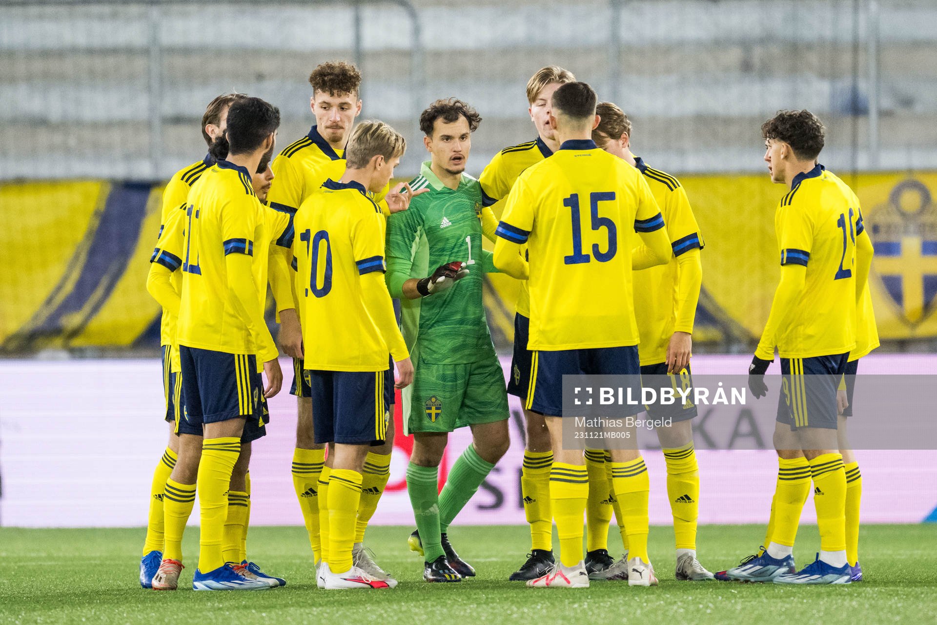 Sveriges målvakt Elis Bischesari deppar med lagkamrater