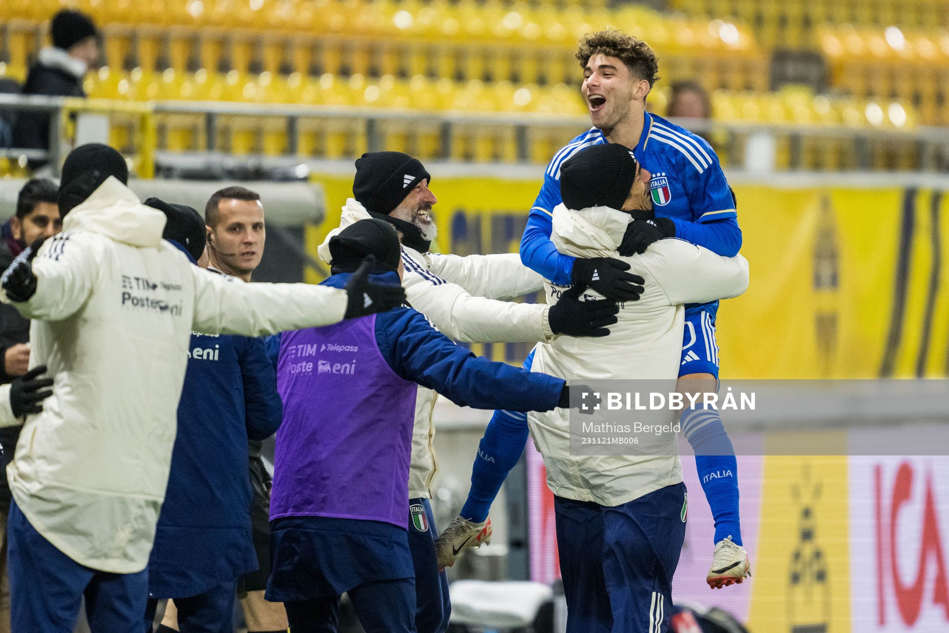 Italiens Simone Pafundi jublar med förbundskapten Bernardo Corradi efter 0-1 under EM-kvalmatchen i fotboll för P19 mellan Sverige och Italien den 21 november 2023 i Borås.