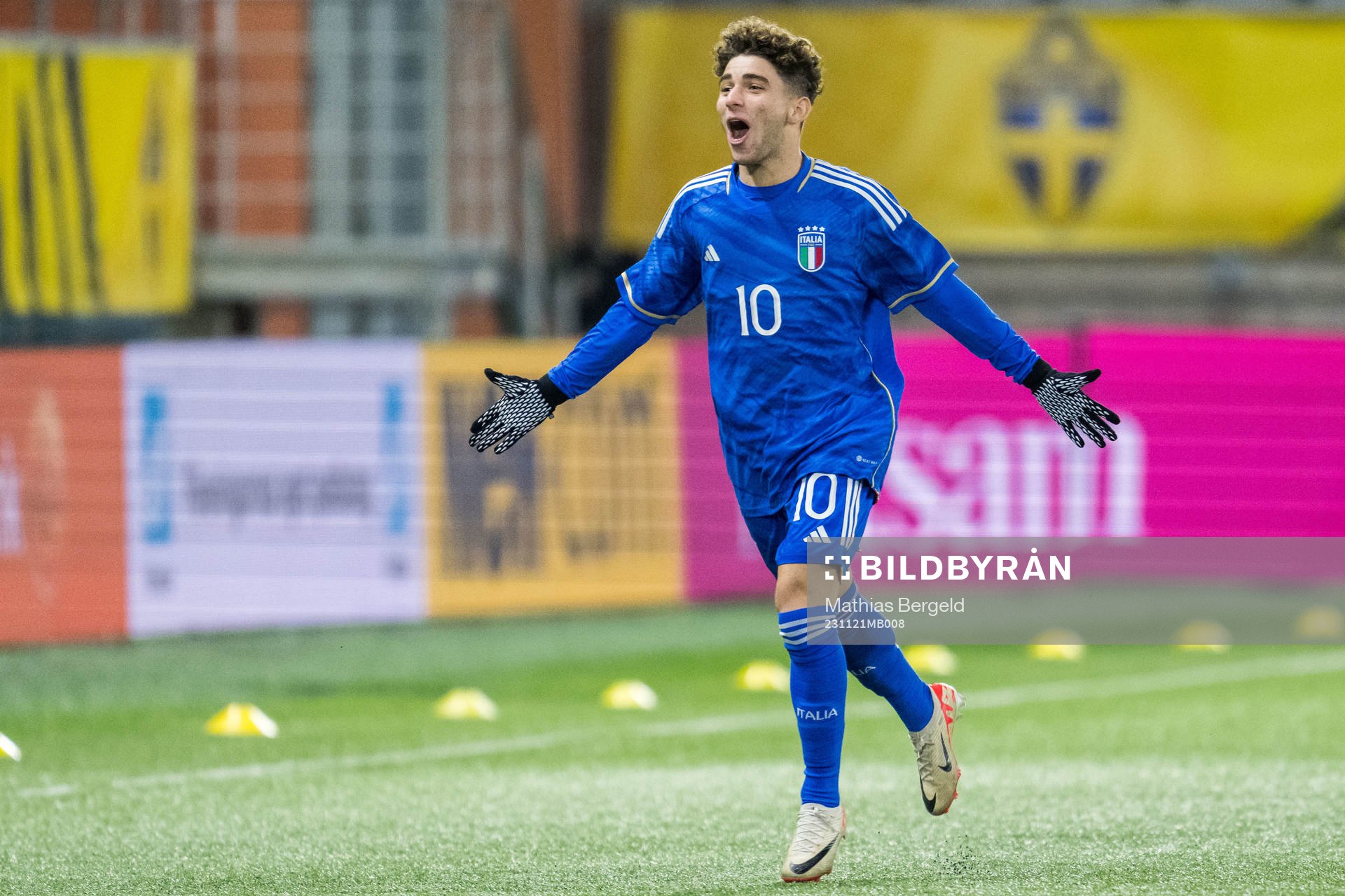 Italiens Simone Pafundi jublar