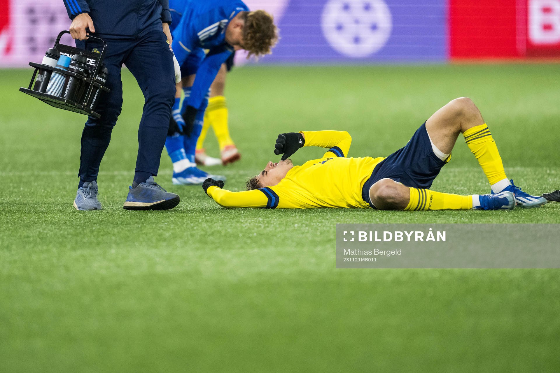 Sveriges Taha Ayari har ont under EM-kvalmatchen i fotboll för P19 mellan Sverige och Italien den 21 november 2023 i Borås. 