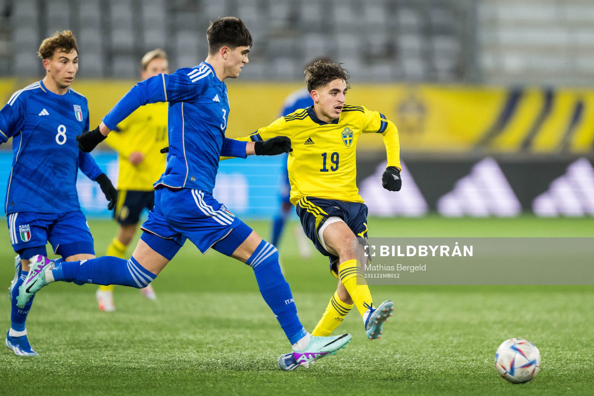 Italiens Davide Bartesaghi och Sveriges Taha Ayari under EM-kvalmatchen i fotboll för P19 mellan Sverige och Italien den 21 november 2023 i Borås.