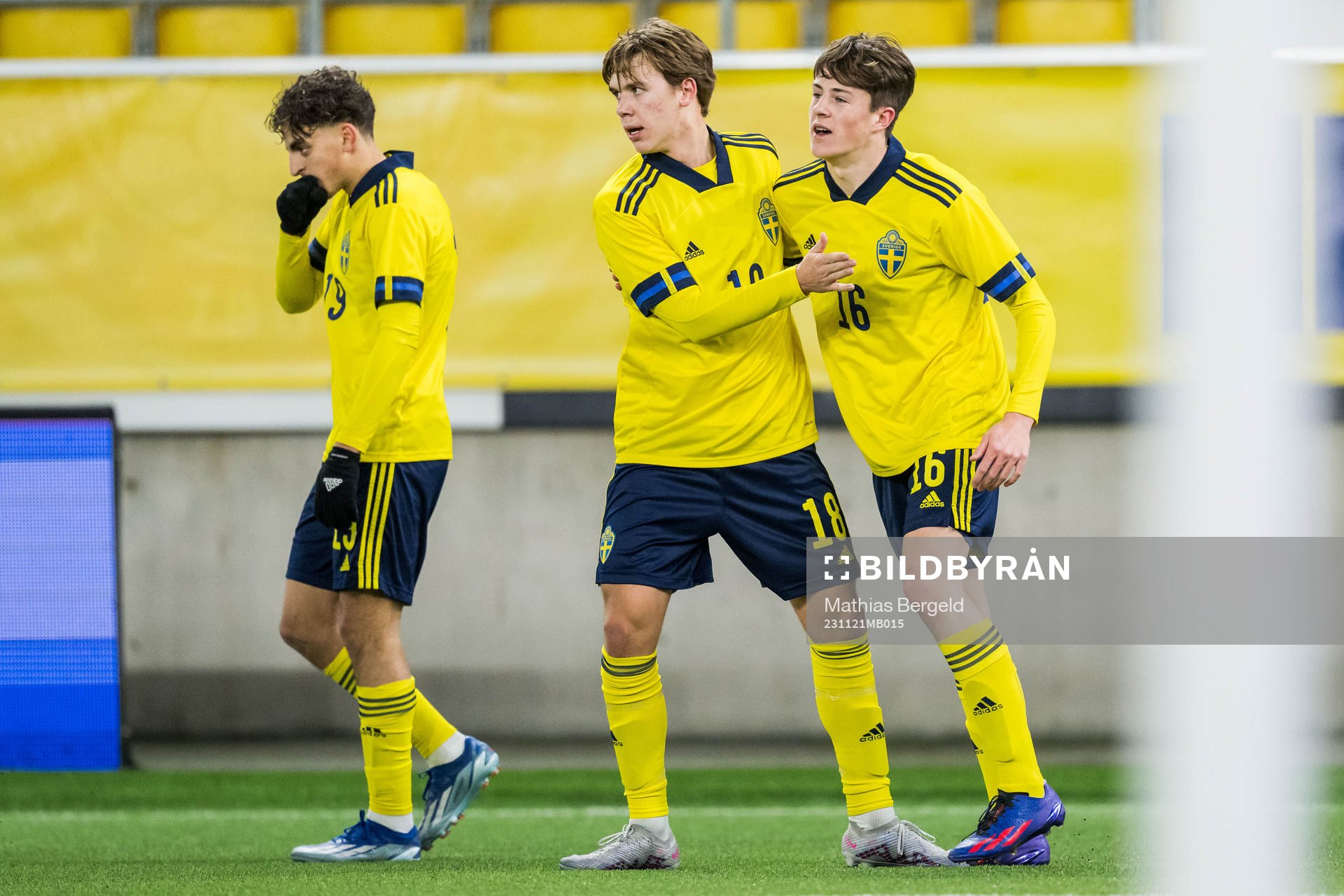 Sveriges Ture Sandberg jublar med Adam Stroud efter 1-1 under EM-kvalmatchen i fotboll för P19 mellan Sverige och Italien den 21 november 2023 i Borås.