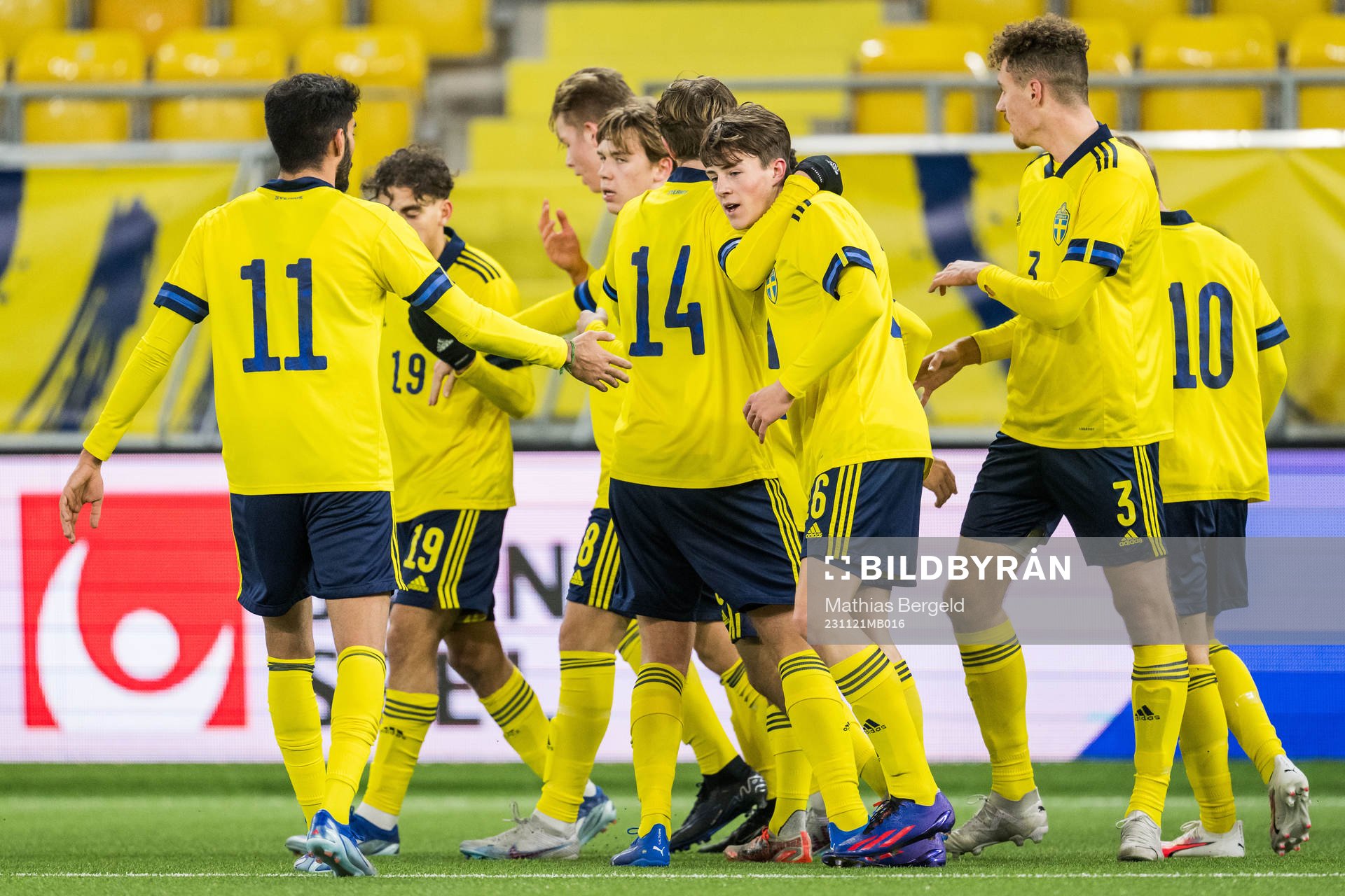 Sveriges Adam Stroud jublar med lagkamrater efter 1-1 under EM-kvalmatchen i fotboll för P19 mellan Sverige och Italien den 21 november 2023 i Borås.