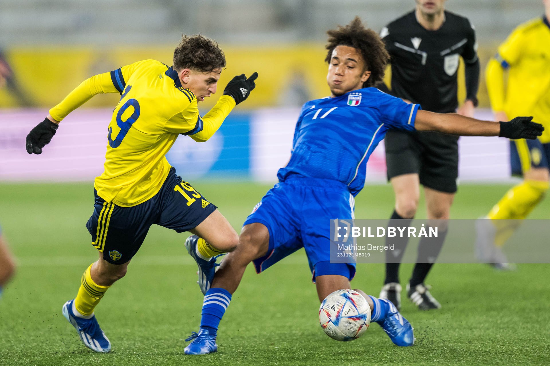 Sveriges Taha Ayari och Italiens Aaron Ciammaglichella under EM-kvalmatchen i fotboll för P19 mellan Sverige och Italien den 21 november 2023 i Borås. 
