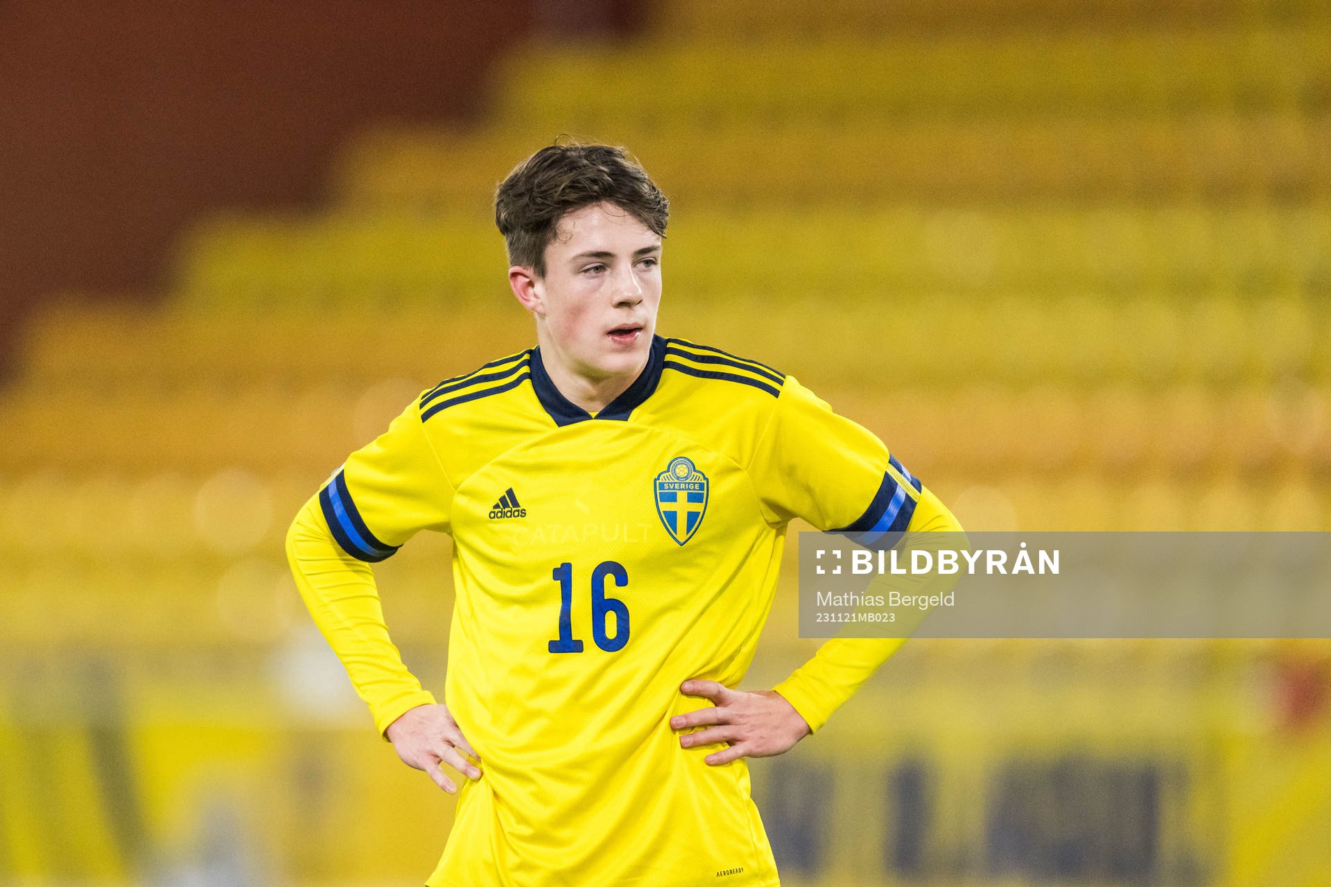 Sveriges Adam Stroud under EM-kvalmatchen i fotboll för P19 mellan Sverige och Italien den 21 november 2023 i Borås. 