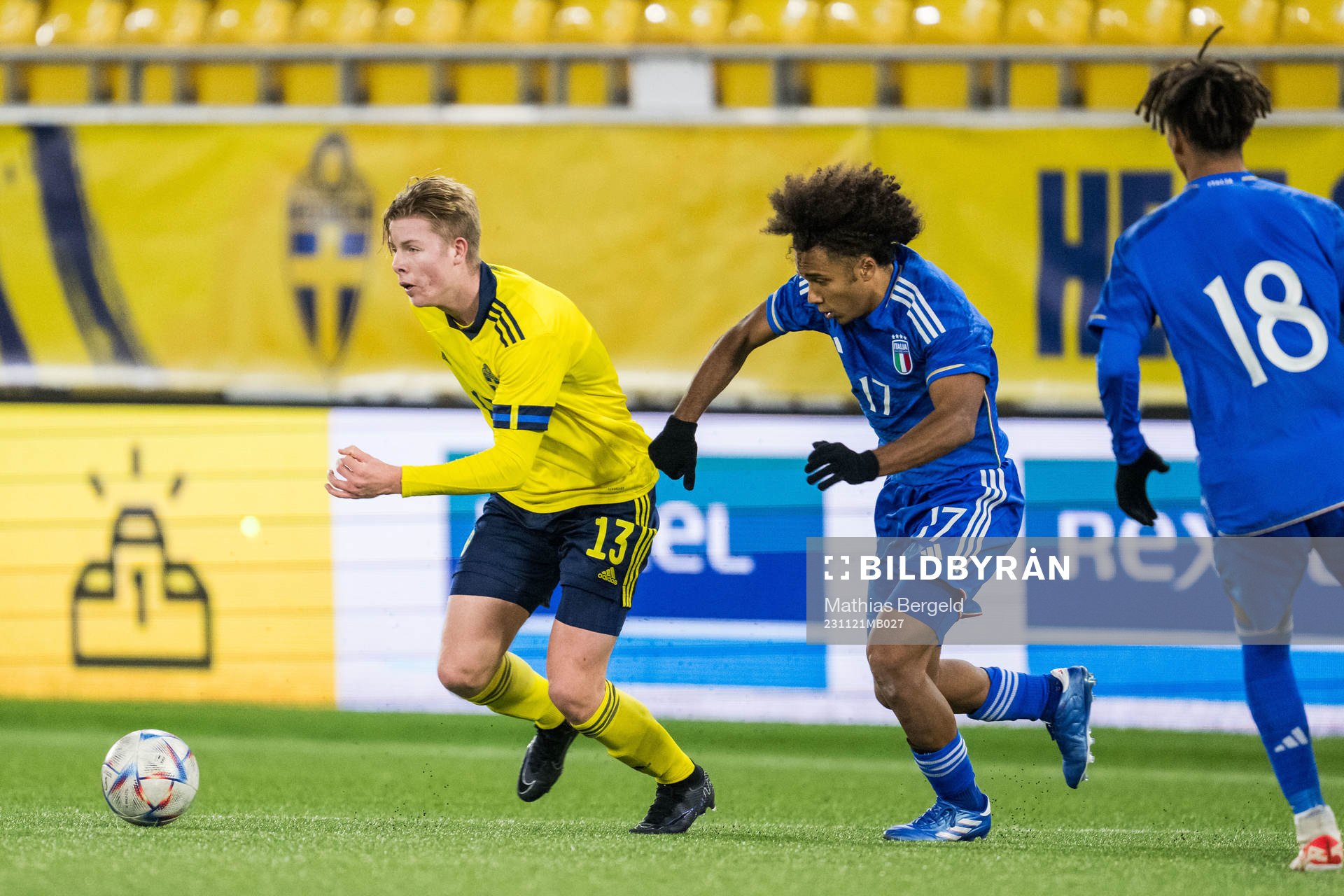 Sveriges Nils Zetterström och Italiens Aaron Ciammaglichella under EM-kvalmatchen i fotboll för P19 mellan Sverige och Italien den 21 november 2023 i Borås. 