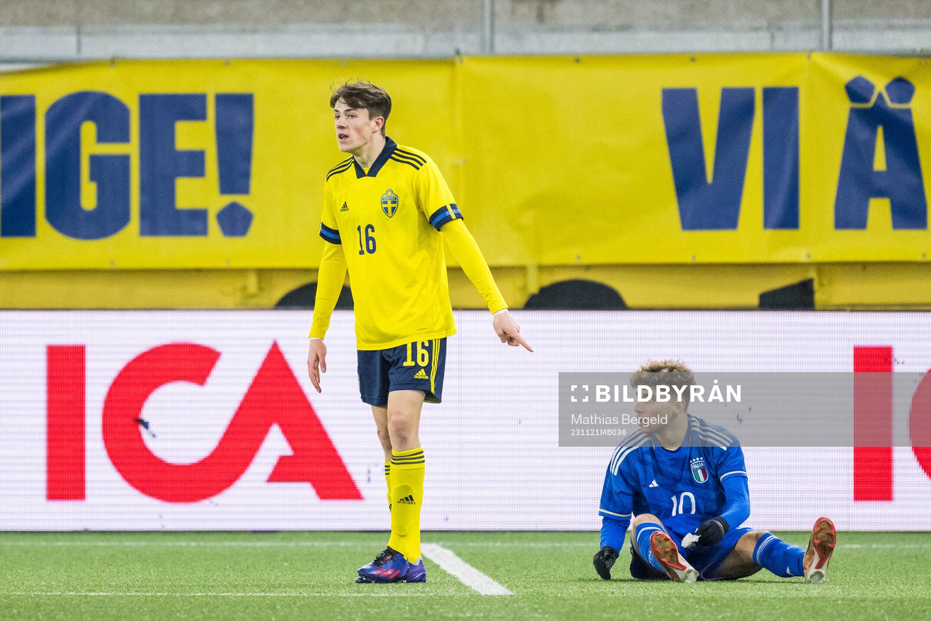 Sveriges Adam Stroud och Italiens Simone Pafundi under EM-kvalmatchen i fotboll för P19 mellan Sverige och Italien den 21 november 2023 i Borås.
