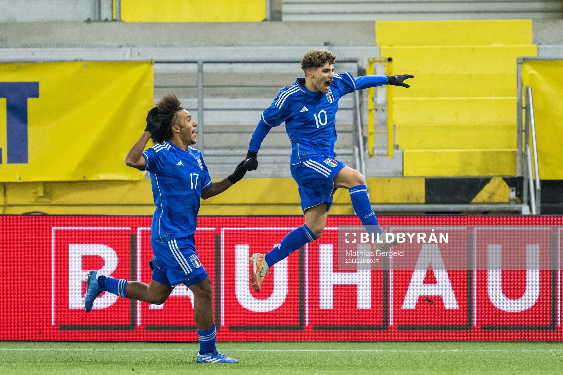 Italiens Aaron Ciammaglichella jublar med Simone Pafundi