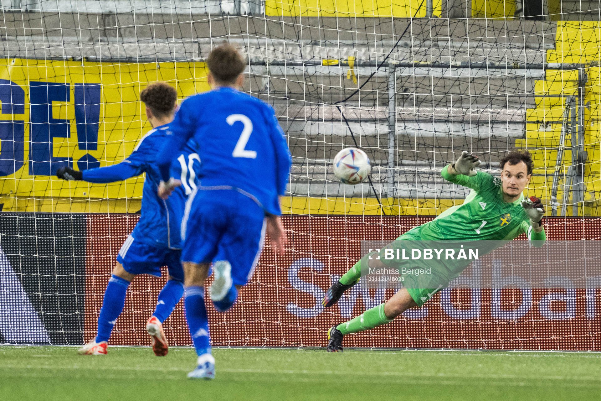 Italiens Simone Pafundi gör 1-2 bakom Sveriges målvakt