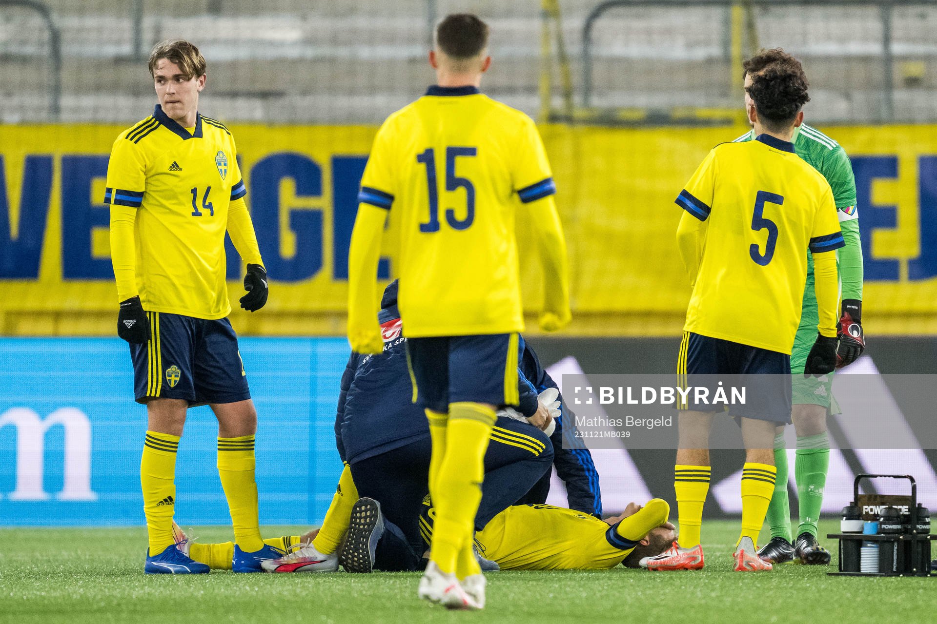 Sveriges Pontus Dahbo har ont och får vård