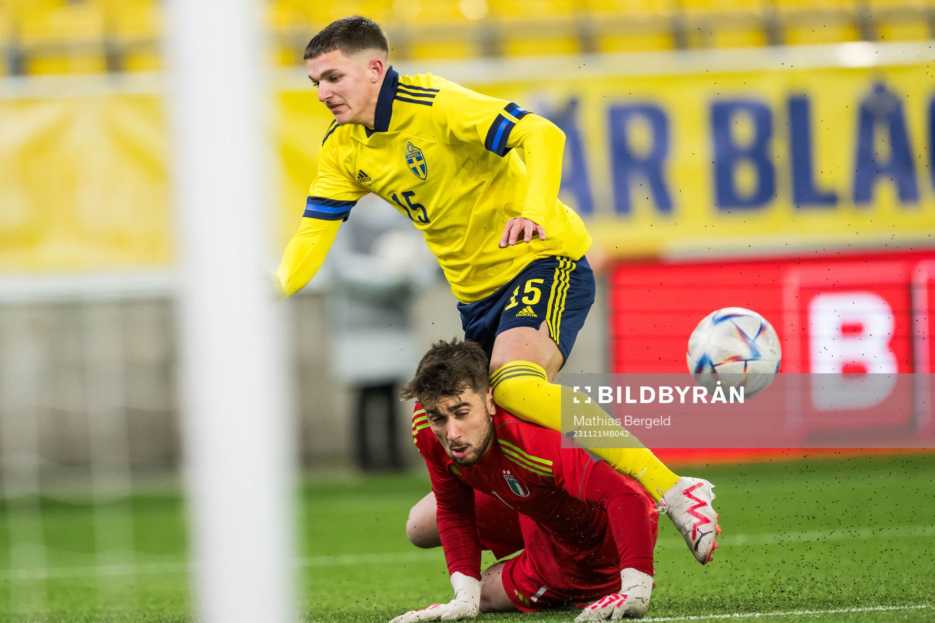 Sveriges Leonardo De Oliveira och Italiens målvakt