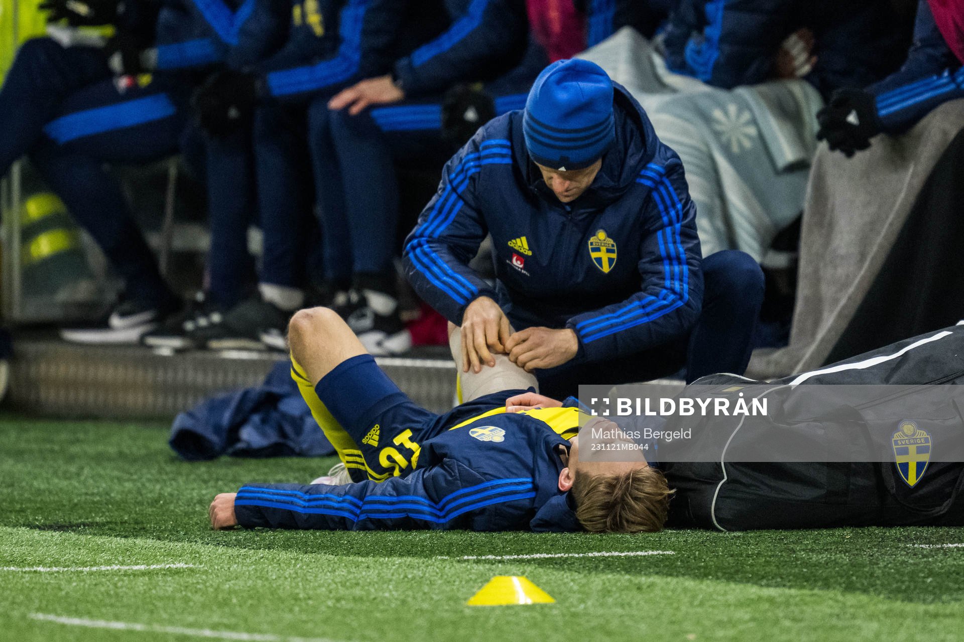 Sveriges Pontus Dahbo har ont och får vård