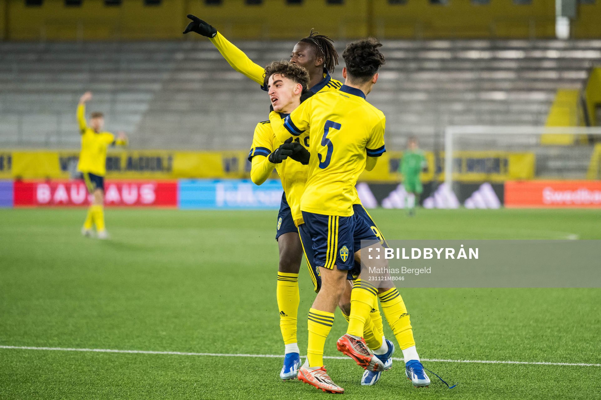 Sveriges Alieu Njie, Taha Ayari och Adrian Skogmar jublar