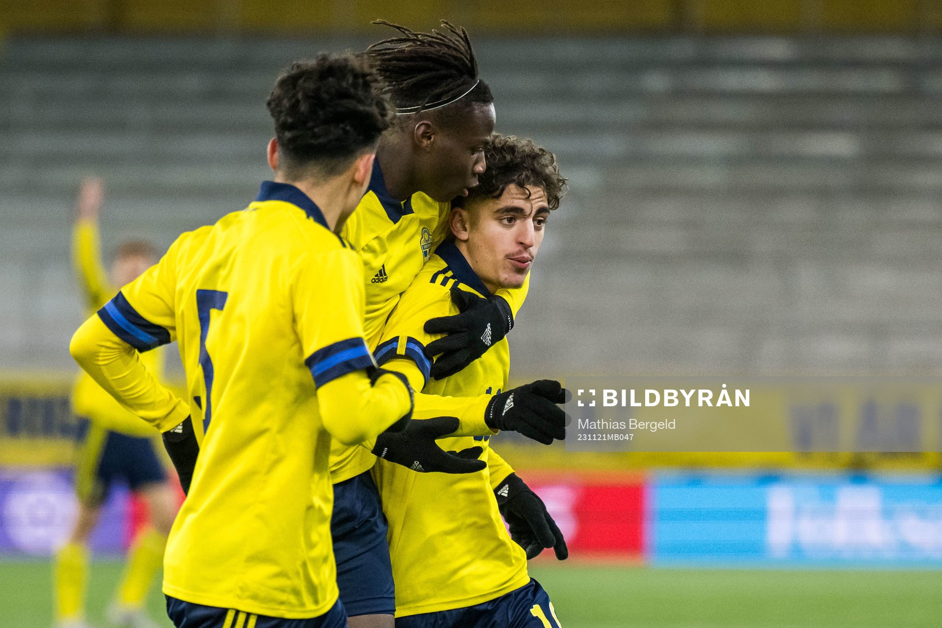 Sveriges Taha Ayari jublar med Adrian Skogmar och Alieu Njie