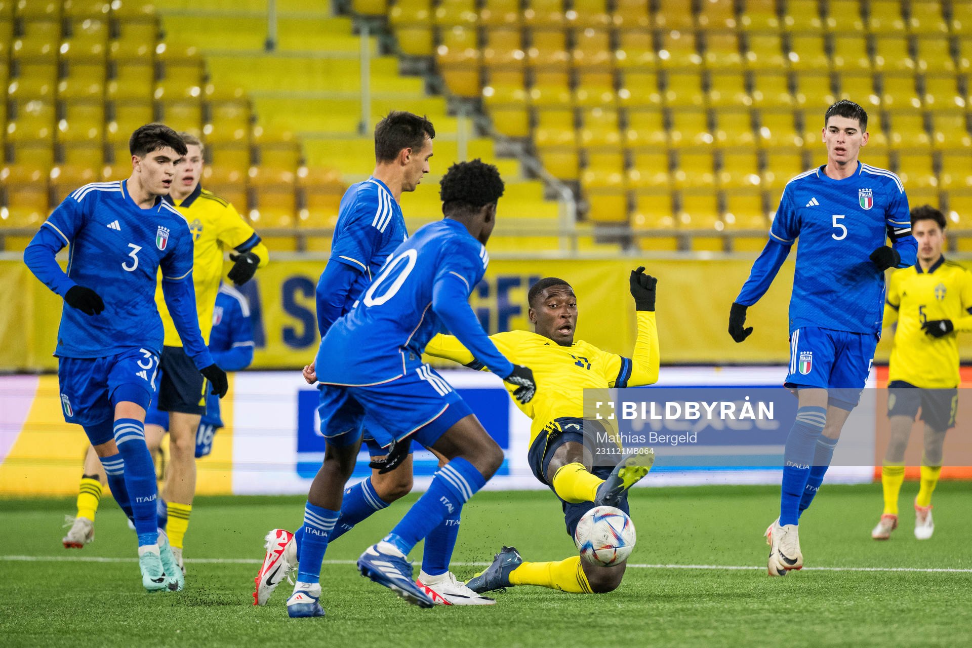 Sveriges Förbundskapten Mirza Jelecak under EM-kvalmatchen i fotboll för P19 mellan Sverige och Italien den 21 november 2023 i Borås. 