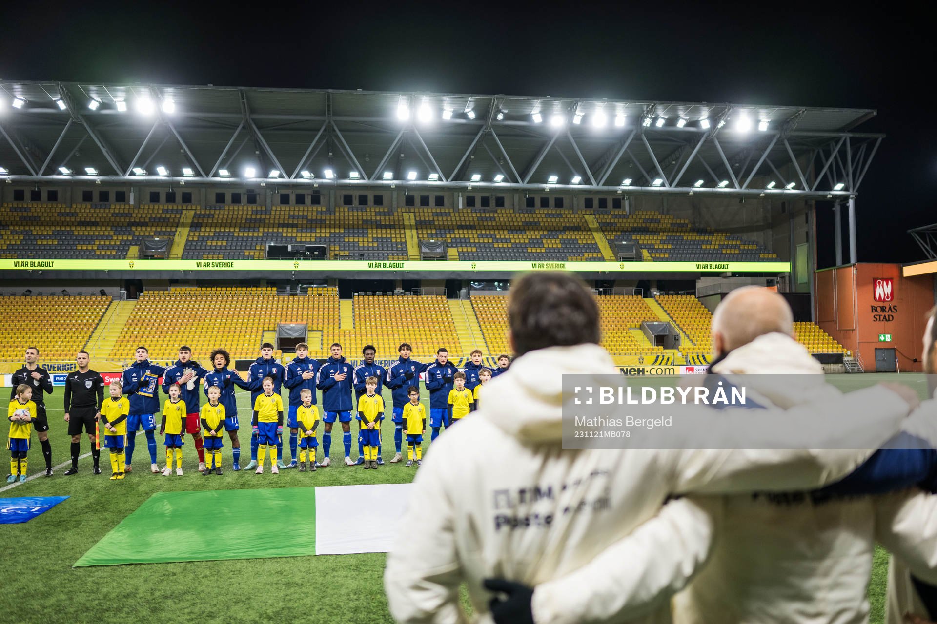 Italiens spelare vid line-up inför EM-kvalmatchen i fotboll för P19 mellan Sverige och Italien den 21 november 2023 i Borås. 