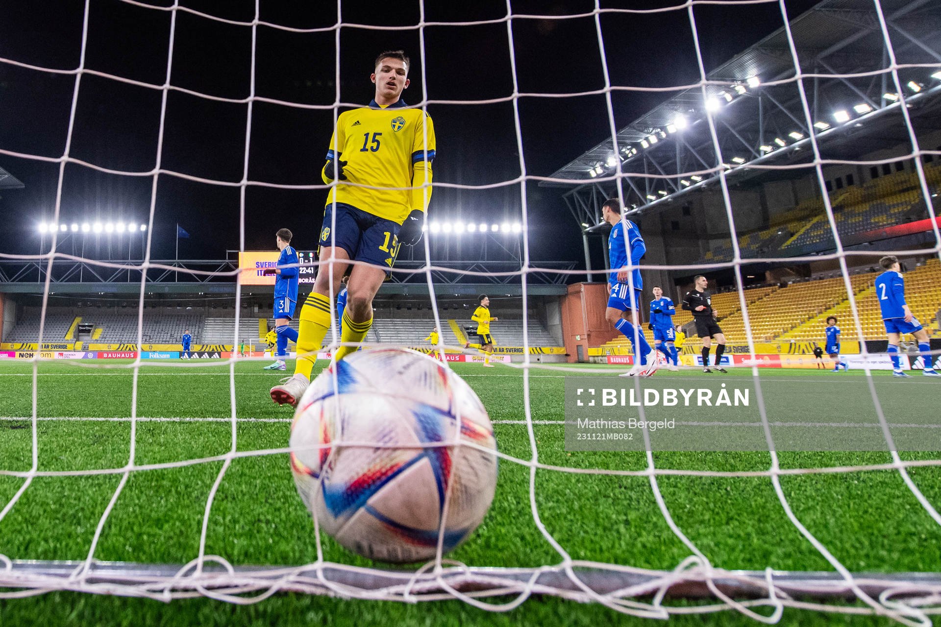 Sveriges Leonardo De Oliveira när Adam Stroud (ej i bild) gjort 1-1 under EM-kvalmatchen i fotboll för P19 mellan Sverige och Italien den 21 november 2023 i Borås. 