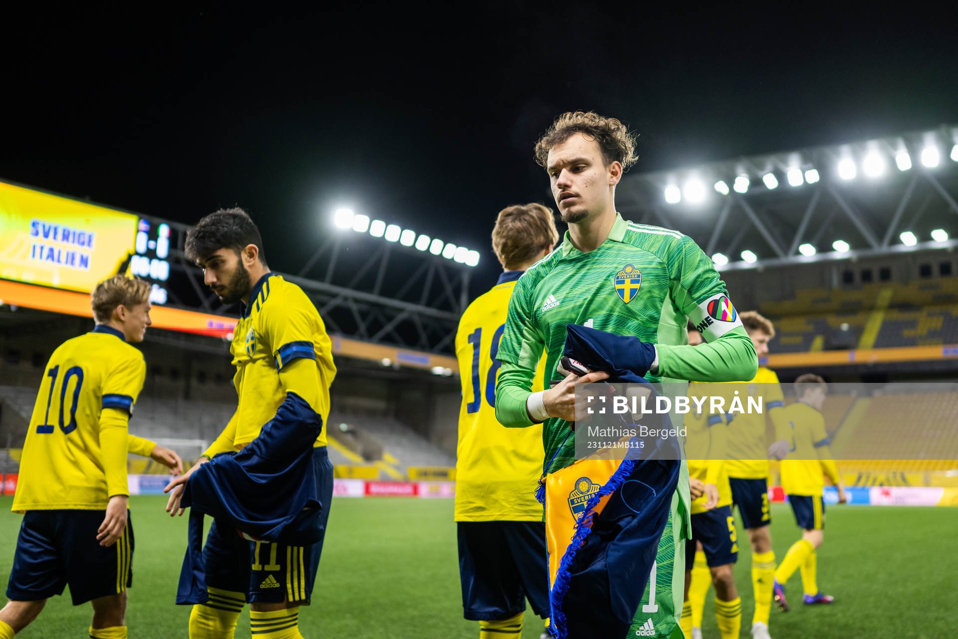 Sveriges målvakt Elis Bischesari inför EM-kvalmatchen i fotboll för P19 mellan Sverige och Italien den 21 november 2023 i Borås. 