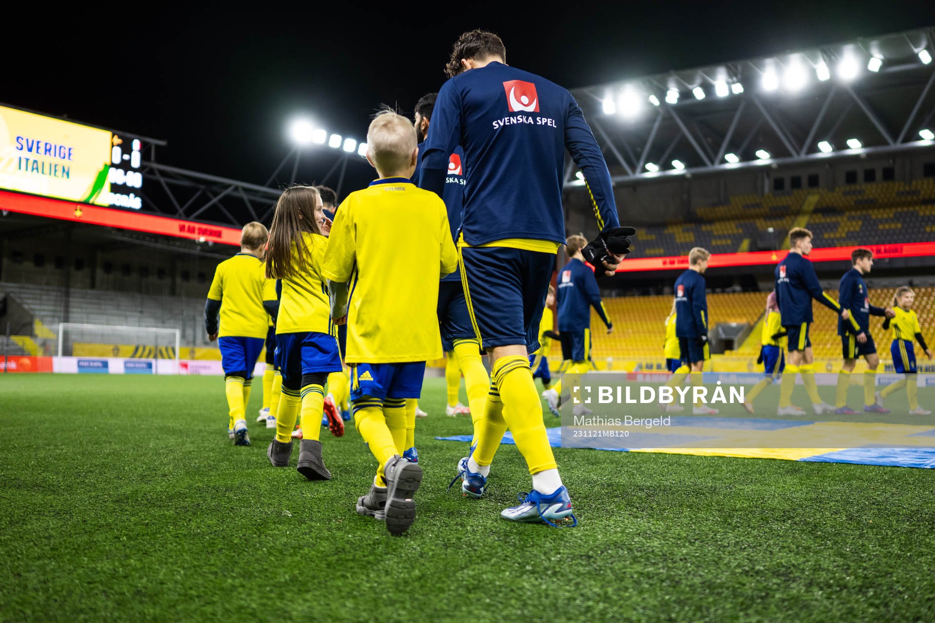 Sveriges spelare gör entré inför EM-kvalmatchen i fotboll för P19 mellan Sverige och Italien den 21 november 2023 i Borås. 