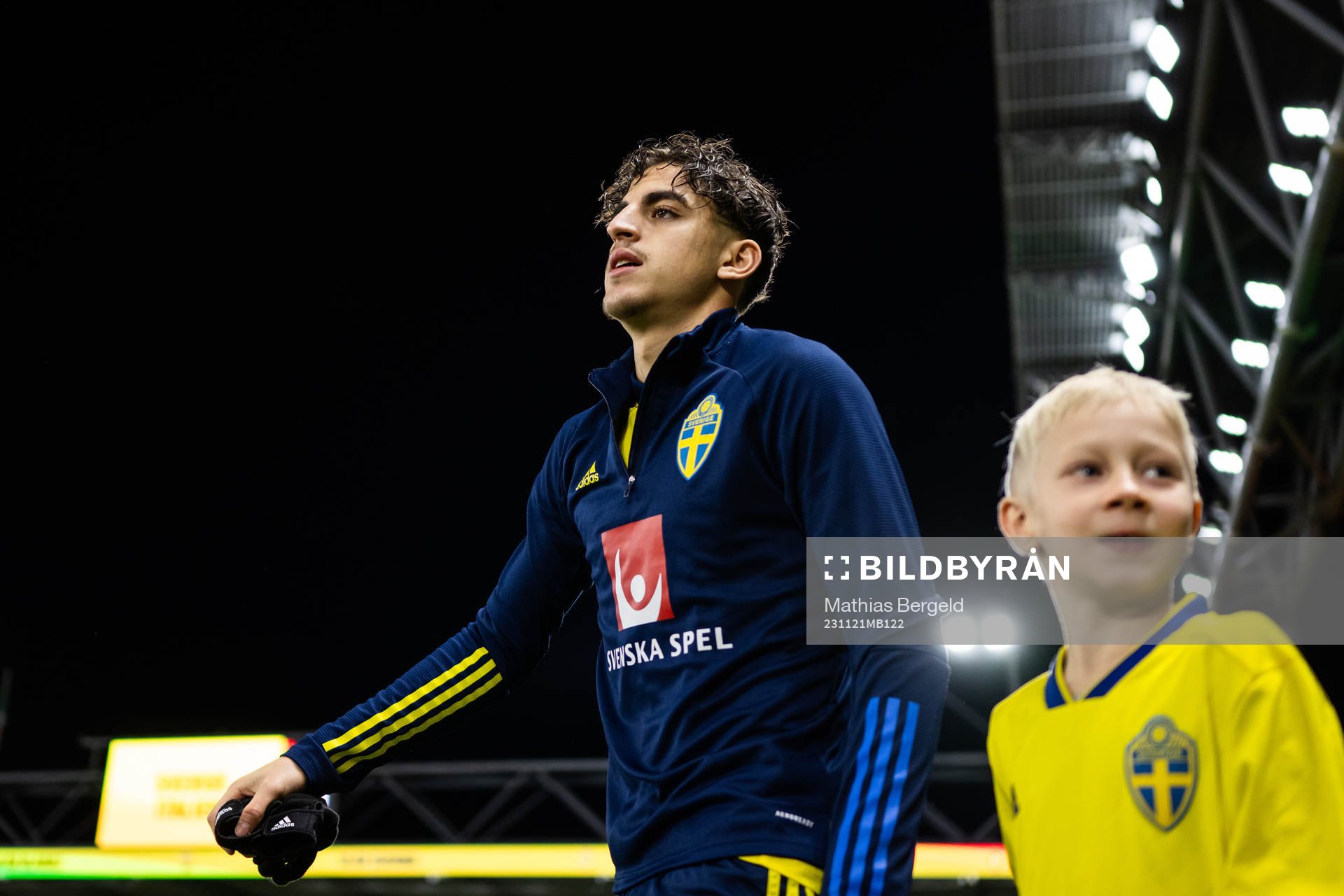 Sveriges Taha Ayari gör entré inför EM-kvalmatchen i fotboll för P19 mellan Sverige och Italien den 21 november 2023 i Borås. 