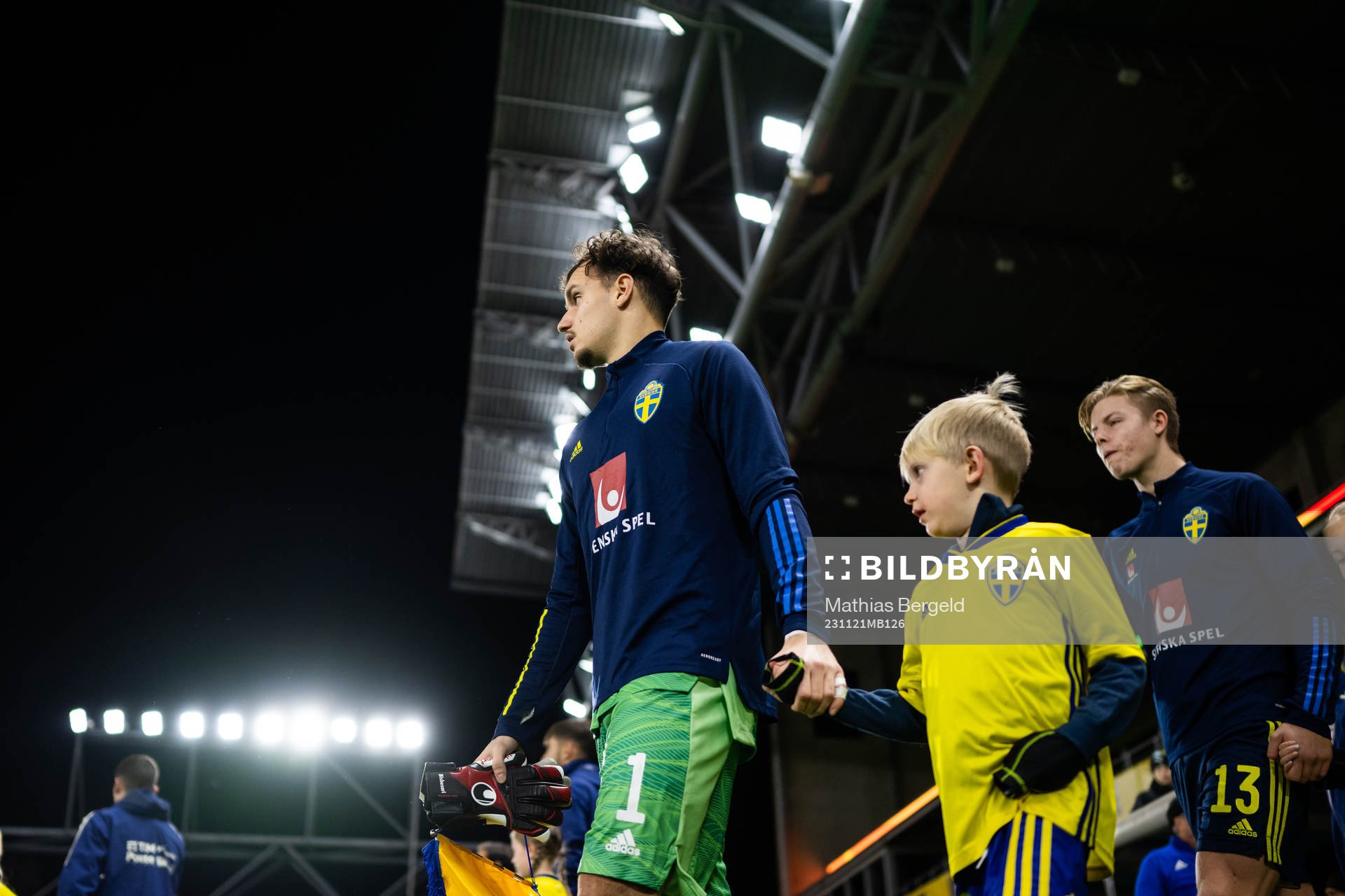 Sveriges målvakt Elis Bischesari gör entré